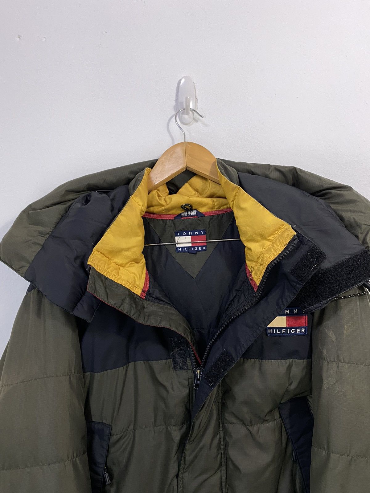 Tommy Hilfiger VTG Tommy Hilfiger Puffer Jacket With Rare Hoodies 4 Pocket Size US XL / EU 56 / 4 - 8 Thumbnail