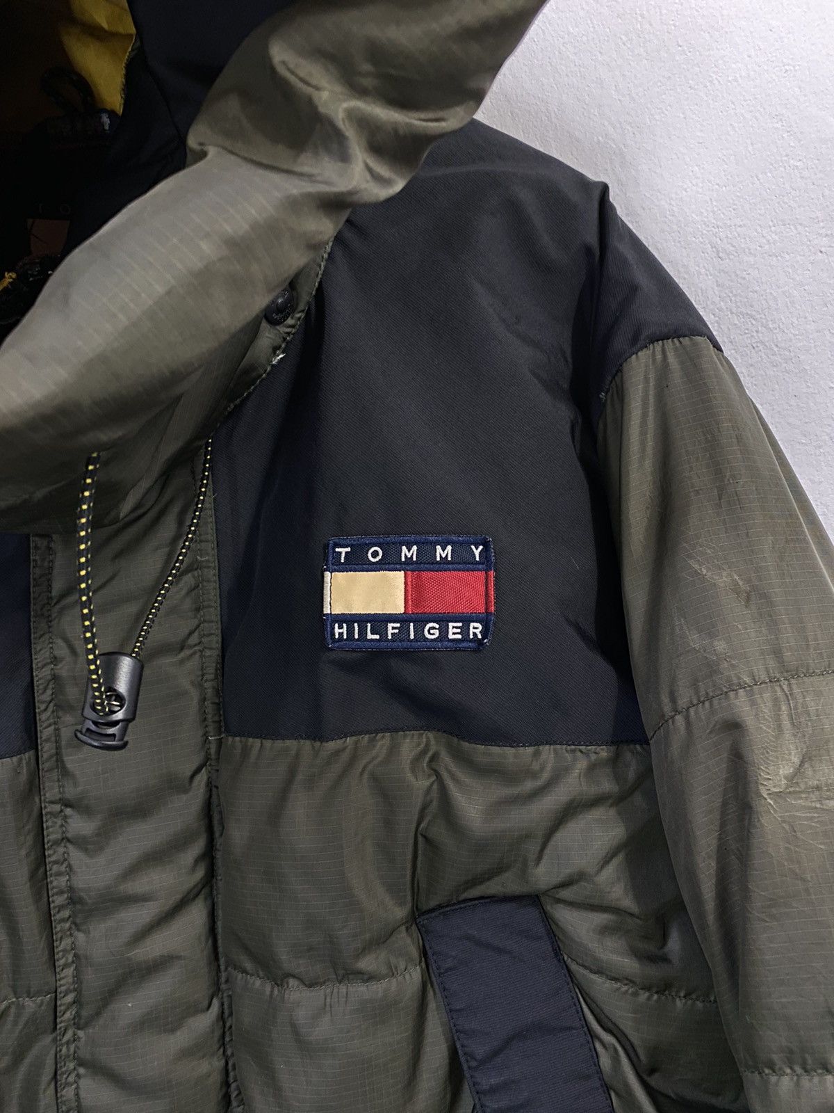 Tommy Hilfiger VTG Tommy Hilfiger Puffer Jacket With Rare Hoodies 4 Pocket Size US XL / EU 56 / 4 - 3 Thumbnail