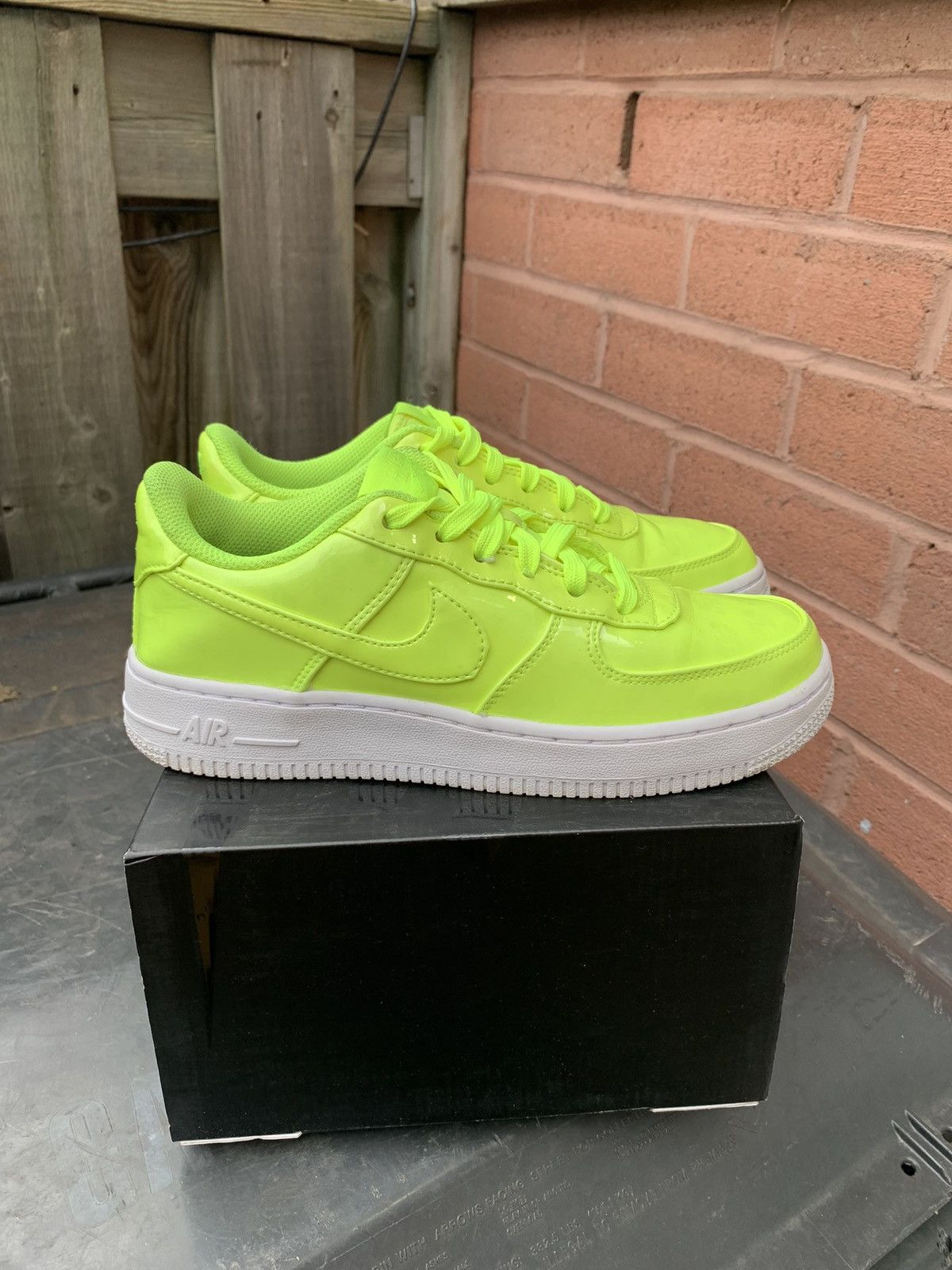 Nike Air Force One LV8 UV GS Volt Size US 5 / EU 37 - 1 Thumbnail