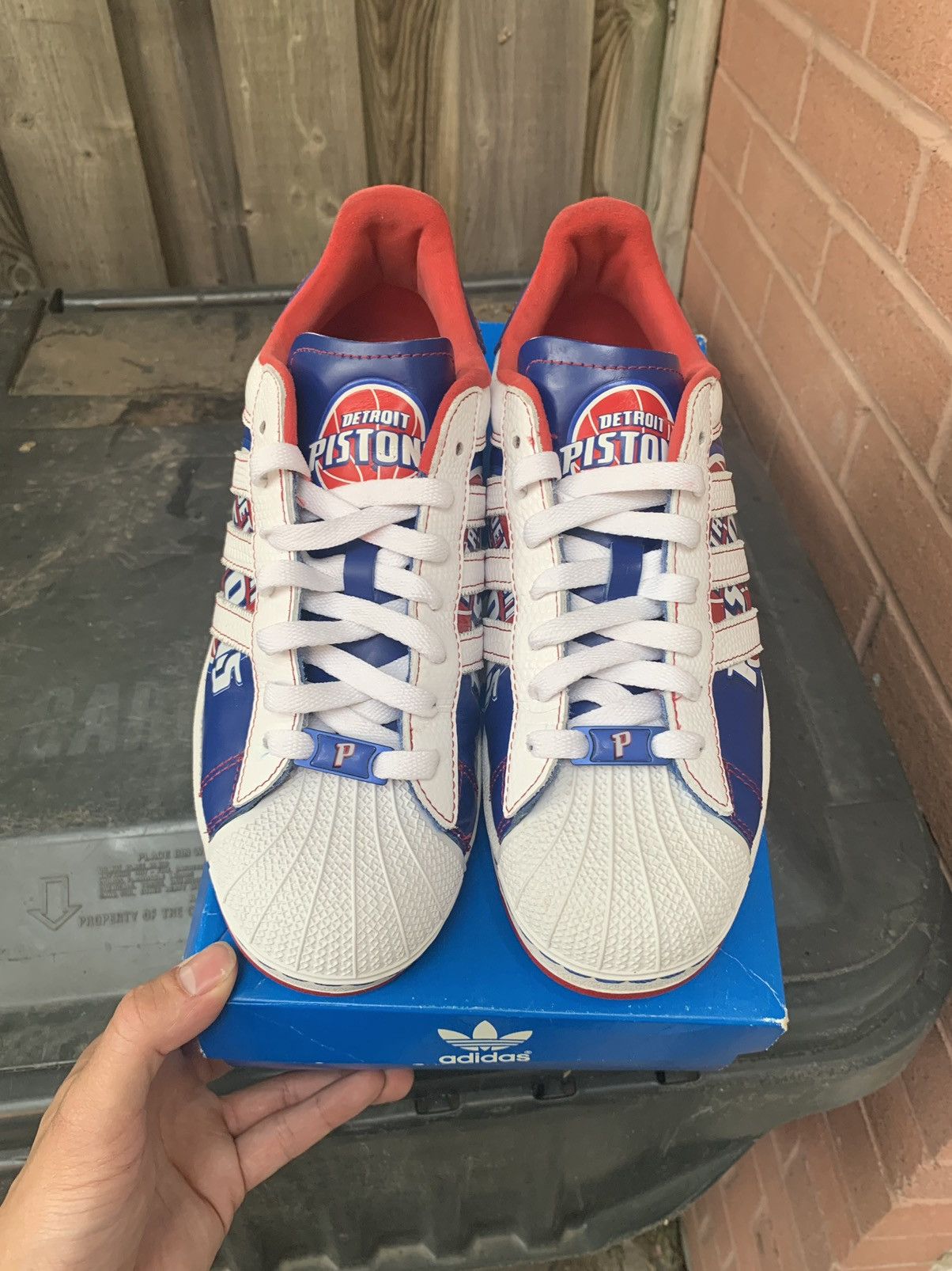 Adidas Superstar Detroit Pistons Size US 8.5 / EU 41-42 - 2 Thumbnail