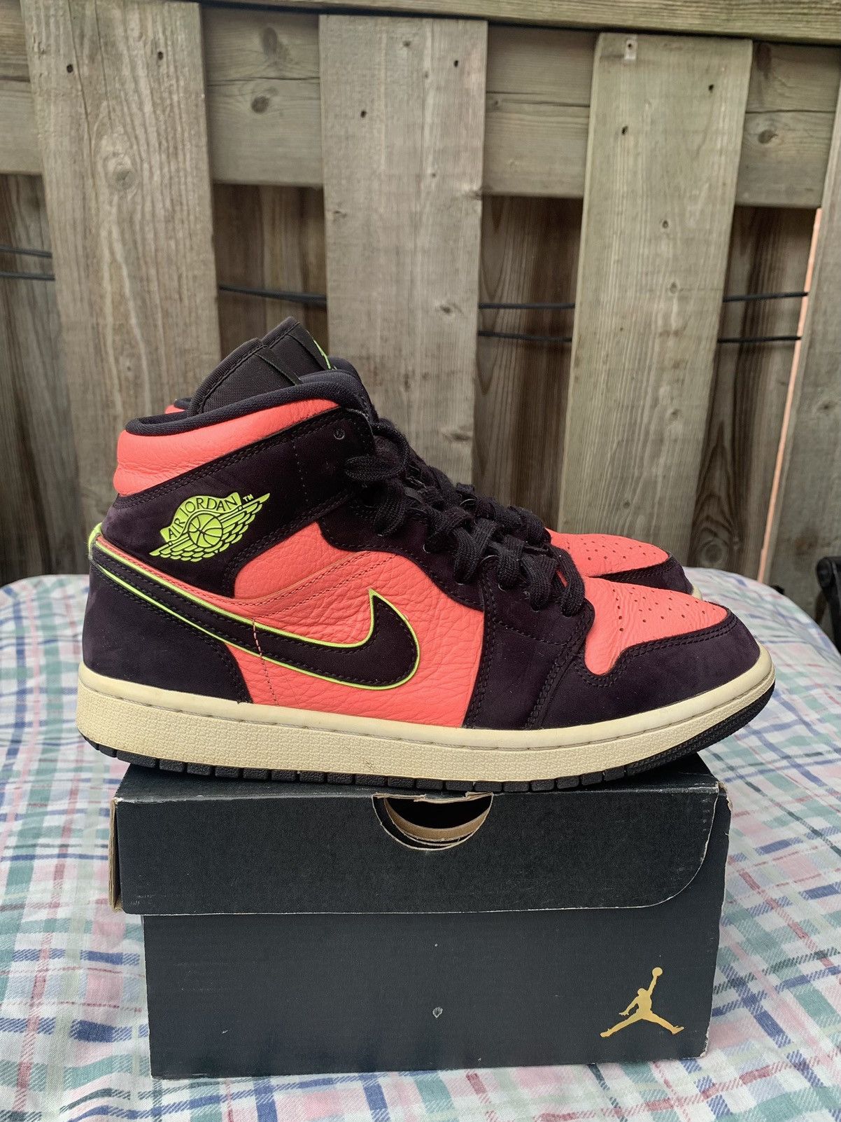 Jordan Brand × Nike Air Jordan 1 Hot Punch - Volt Size US 7.5 / EU 40-41 - 2 Thumbnail