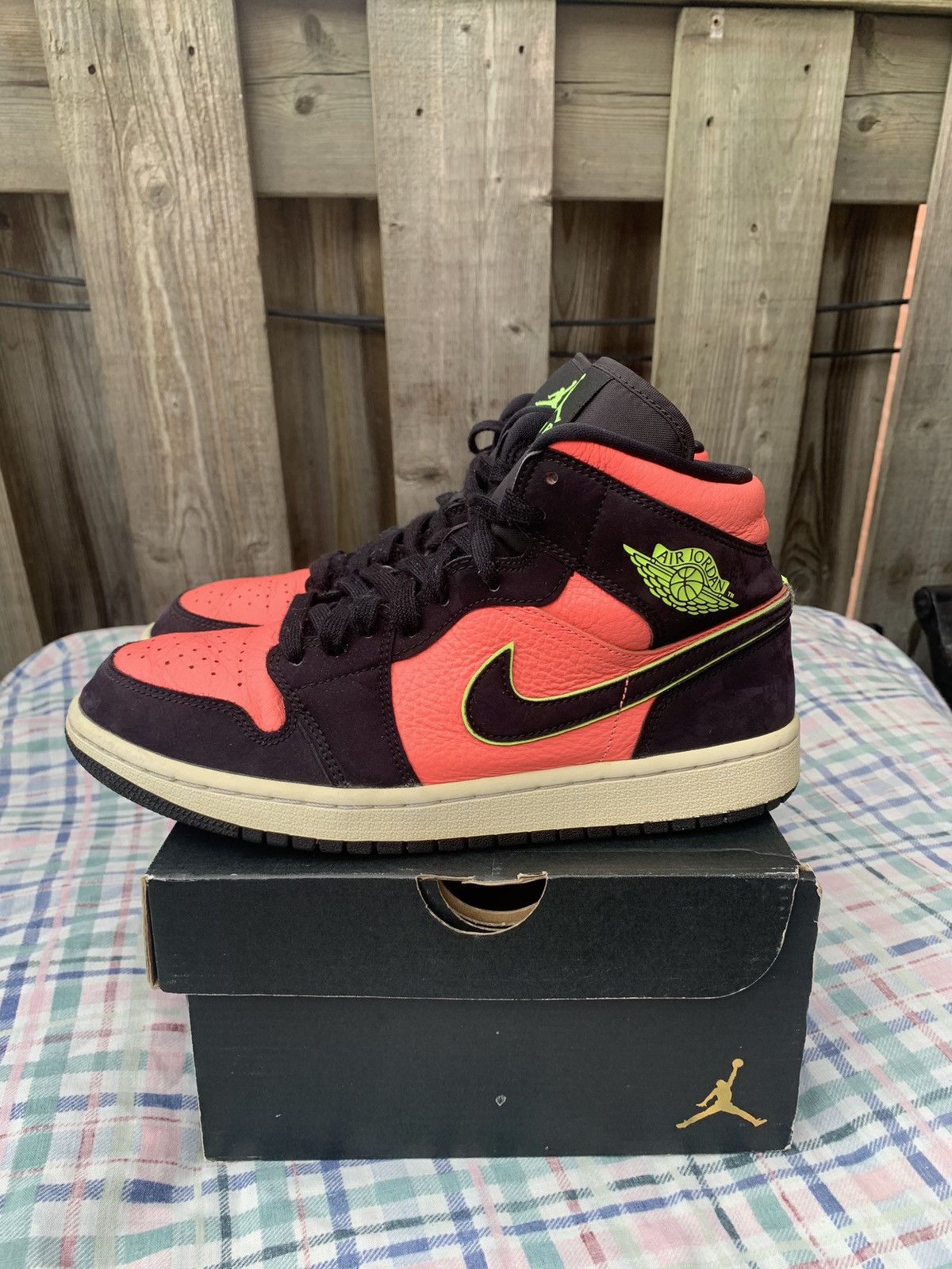 Jordan Brand × Nike Air Jordan 1 Hot Punch - Volt Size US 7.5 / EU 40-41 - 1 Thumbnail
