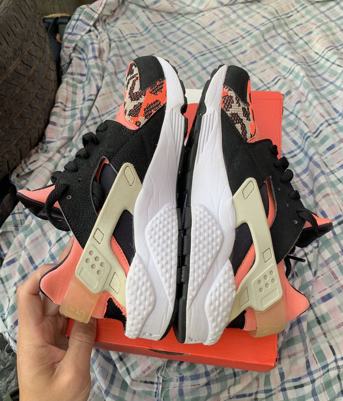 Nike Air Huarache Run Hot Lava Size US 10 / EU 43 - 4 Thumbnail