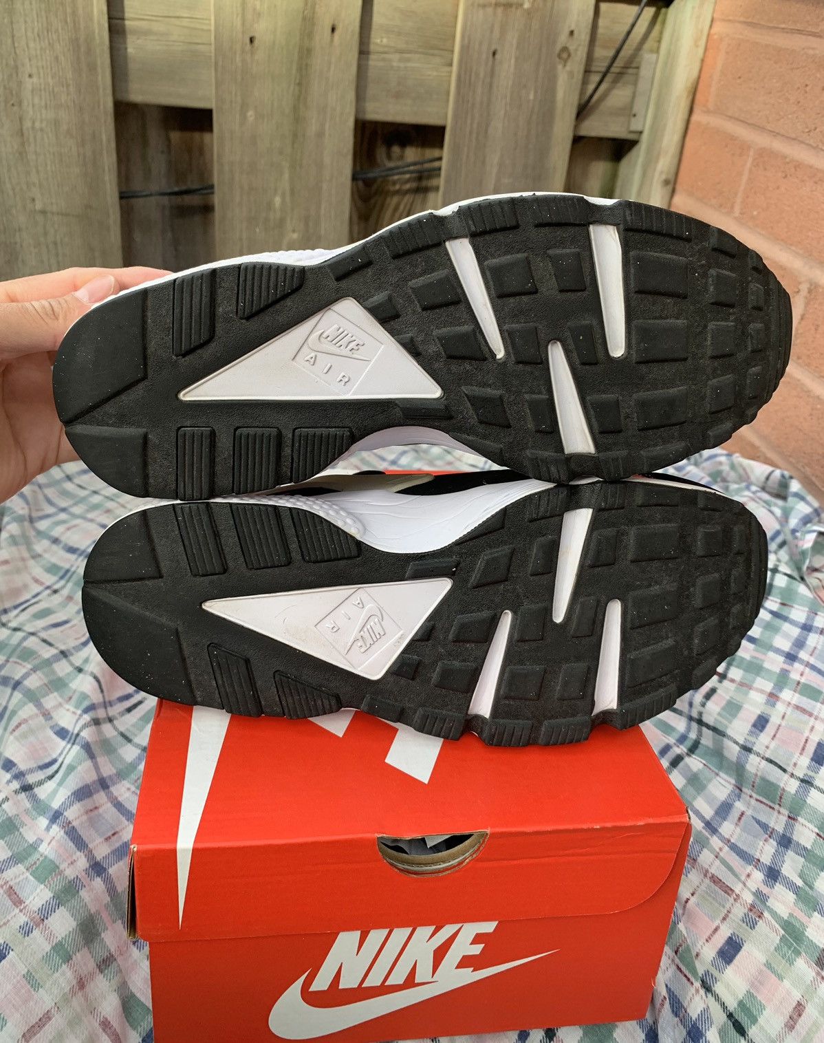Nike Air Huarache Run Hot Lava Size US 10 / EU 43 - 5 Thumbnail