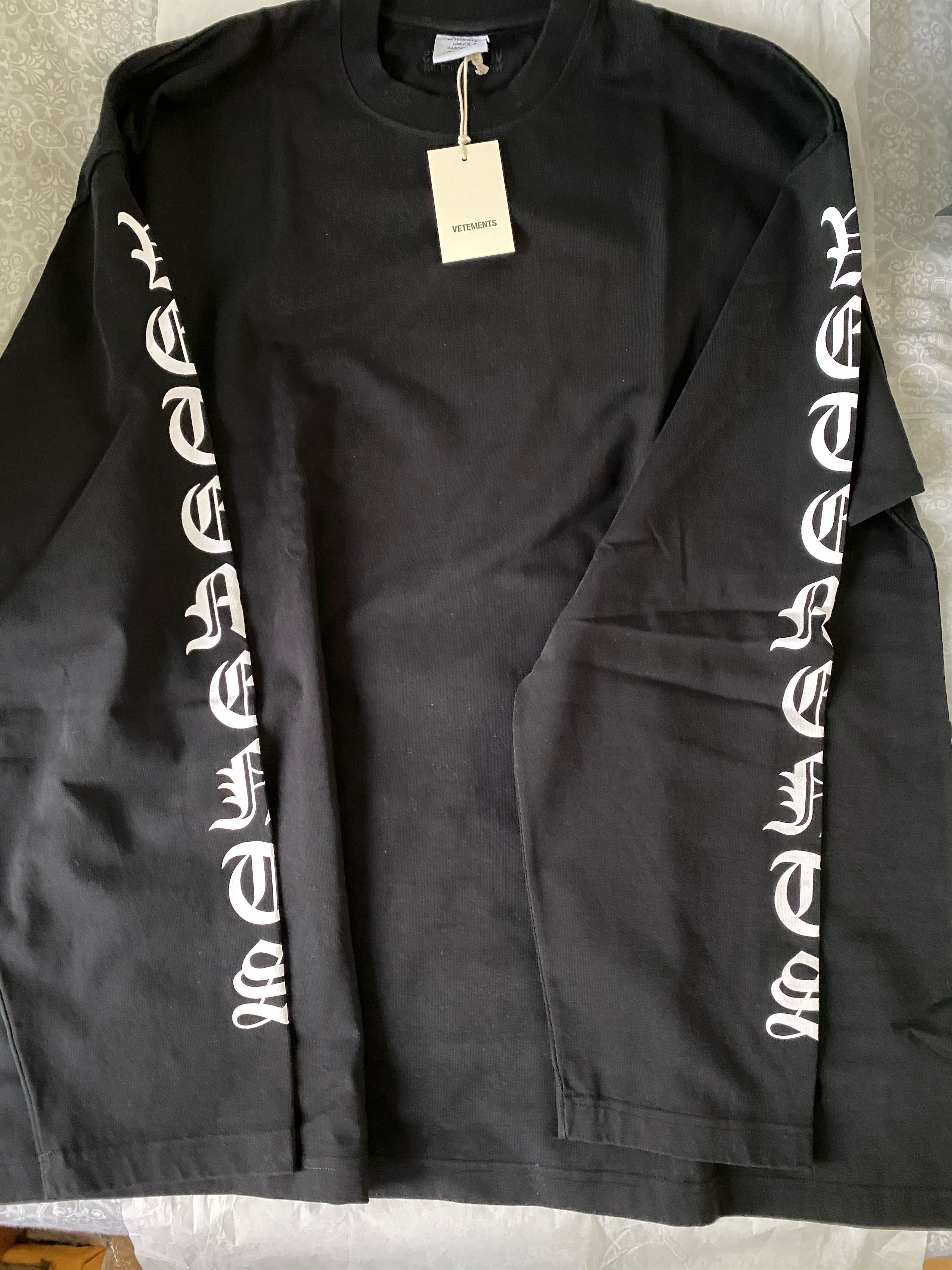 正規店仕入れの トップス Longsleeve Font Gothic VETEMENTS