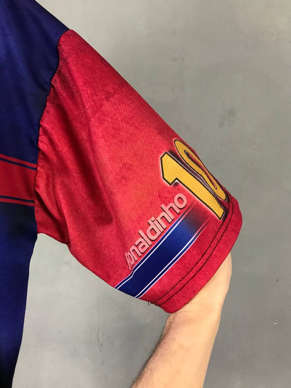 Vintage Ronaldinho overprinted vintage sportwear tee Size US XL / EU 56 / 4 - 4 Thumbnail