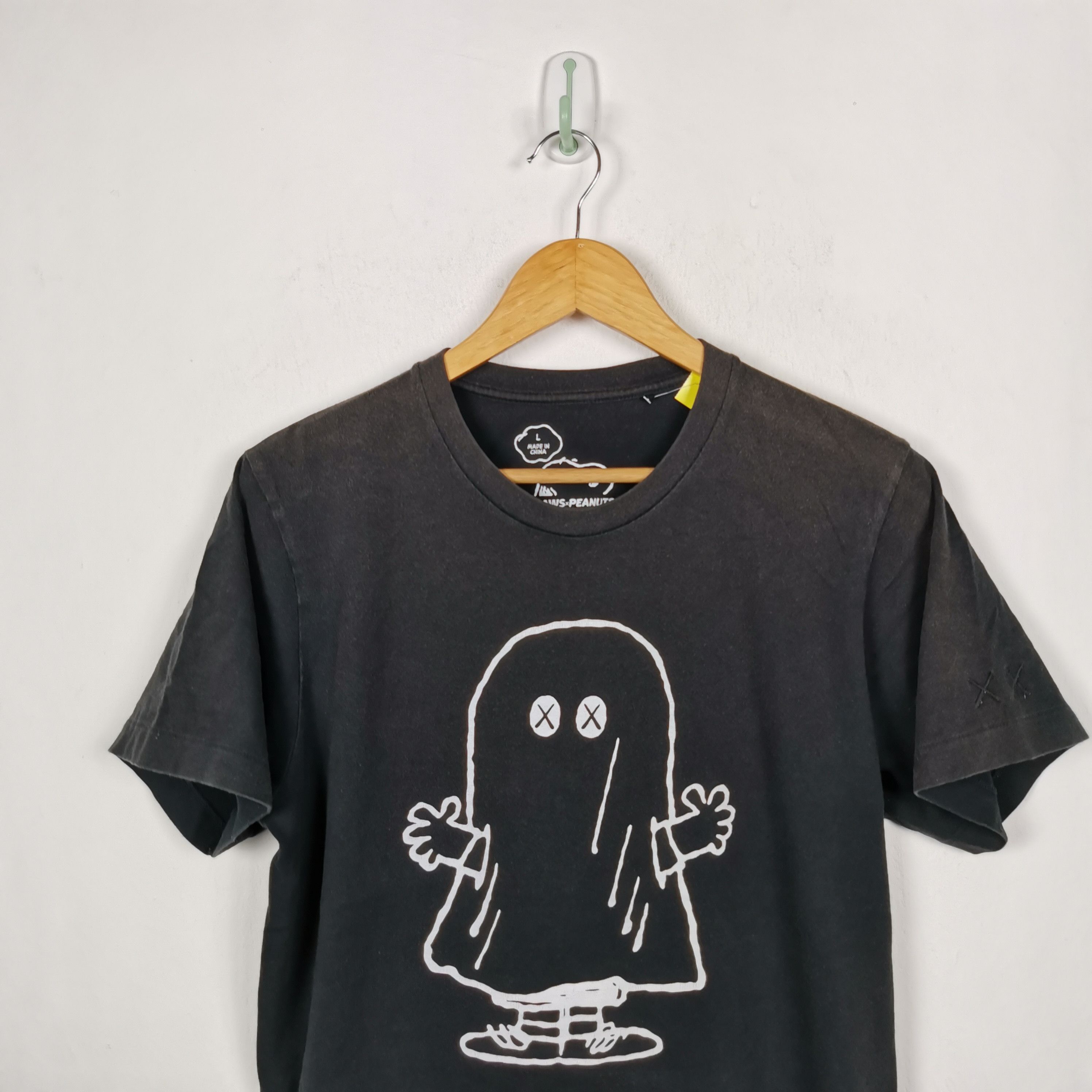 Kaws × Uniqlo Kaws X Peanut T-Shirt Japanese Kaws Crewneck Tees Size US L / EU 52-54 / 3 - 2 Thumbnail