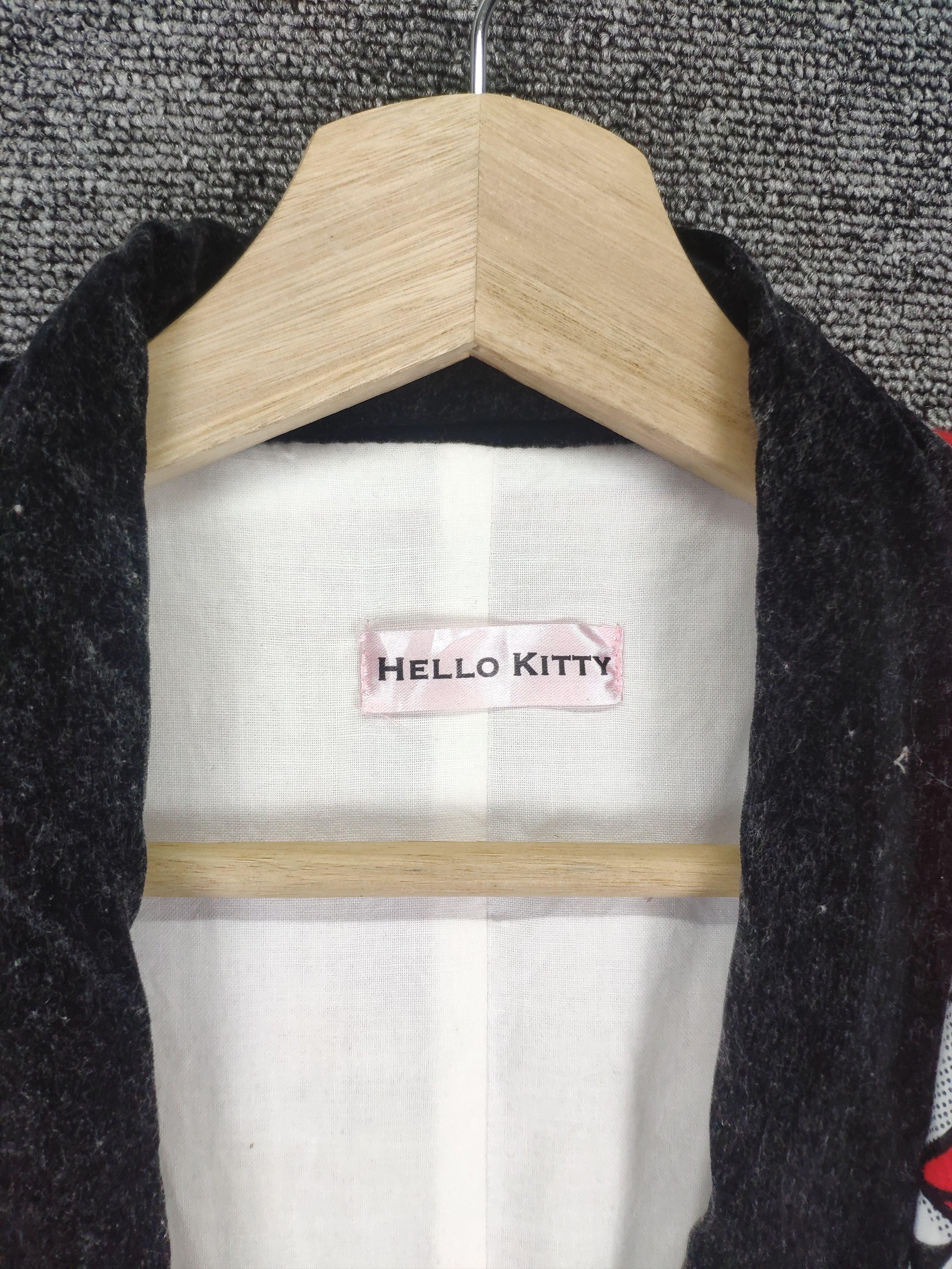 Anime × Japanese Brand × Vintage Steals 💥 Hello Kitty Cardigan Kimono Fullprint Size US L / EU 52-54 / 3 - 7 Thumbnail