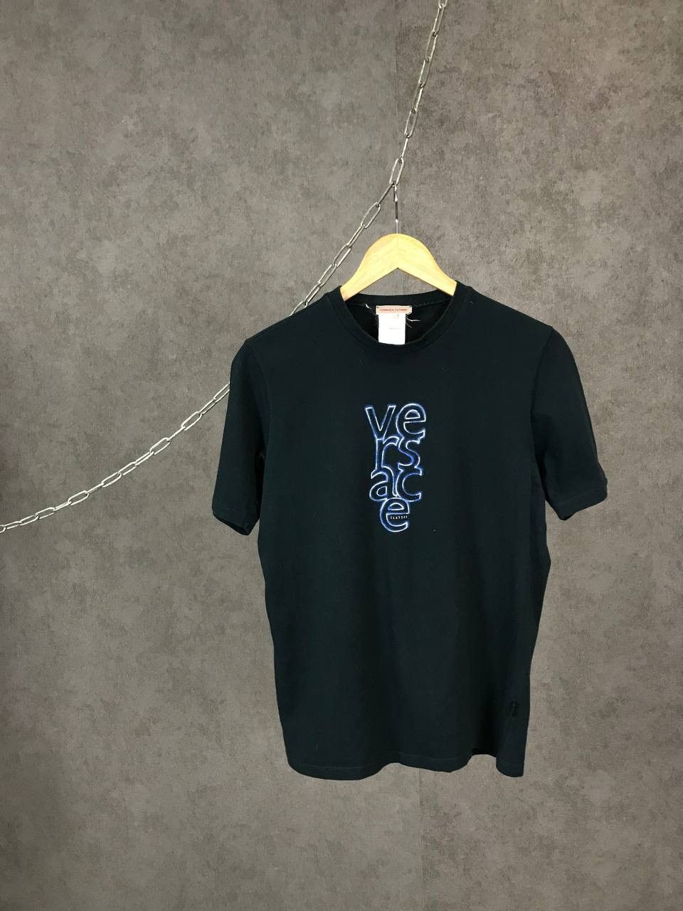 Vintage Versace Classic center logo tee Size US S / EU 44-46 / 1 - 1 Thumbnail