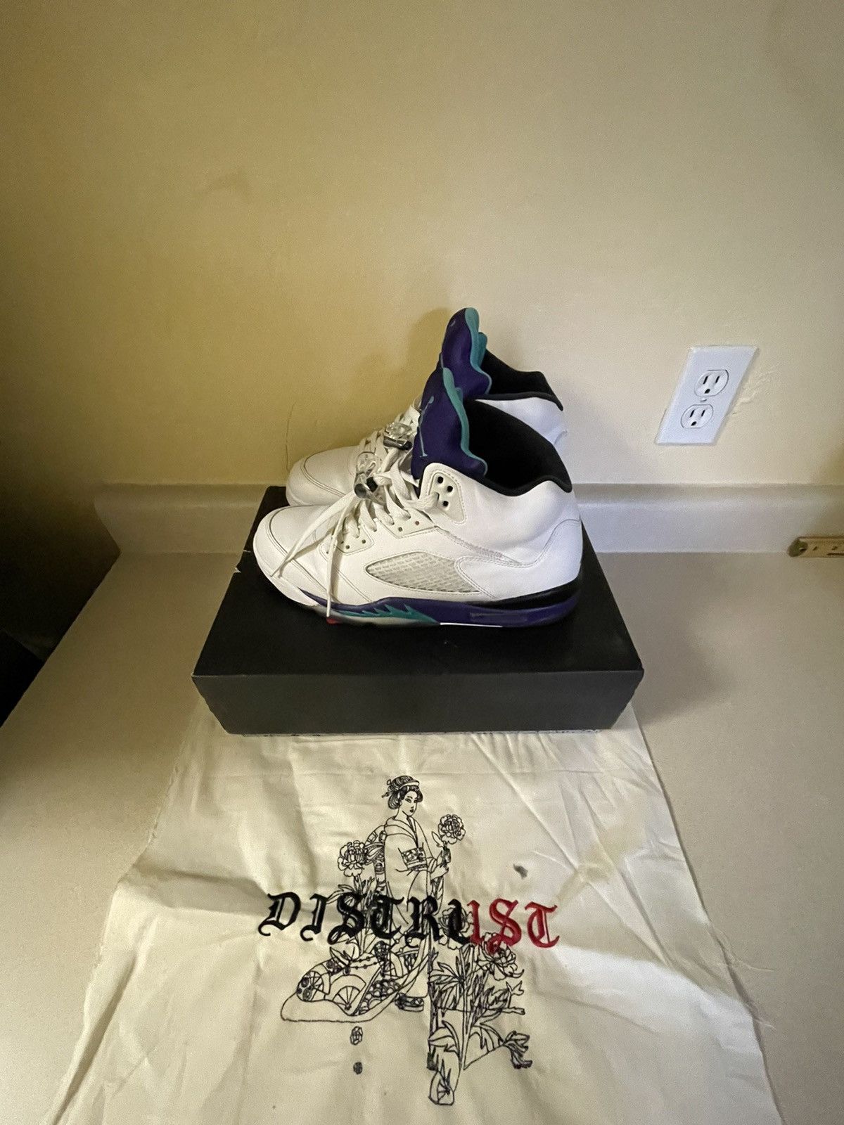 Jordan Brand × Nike Air Jordan 5 Retro 2013 Grape 2013 Size US 10 / EU 43 - 7 Thumbnail