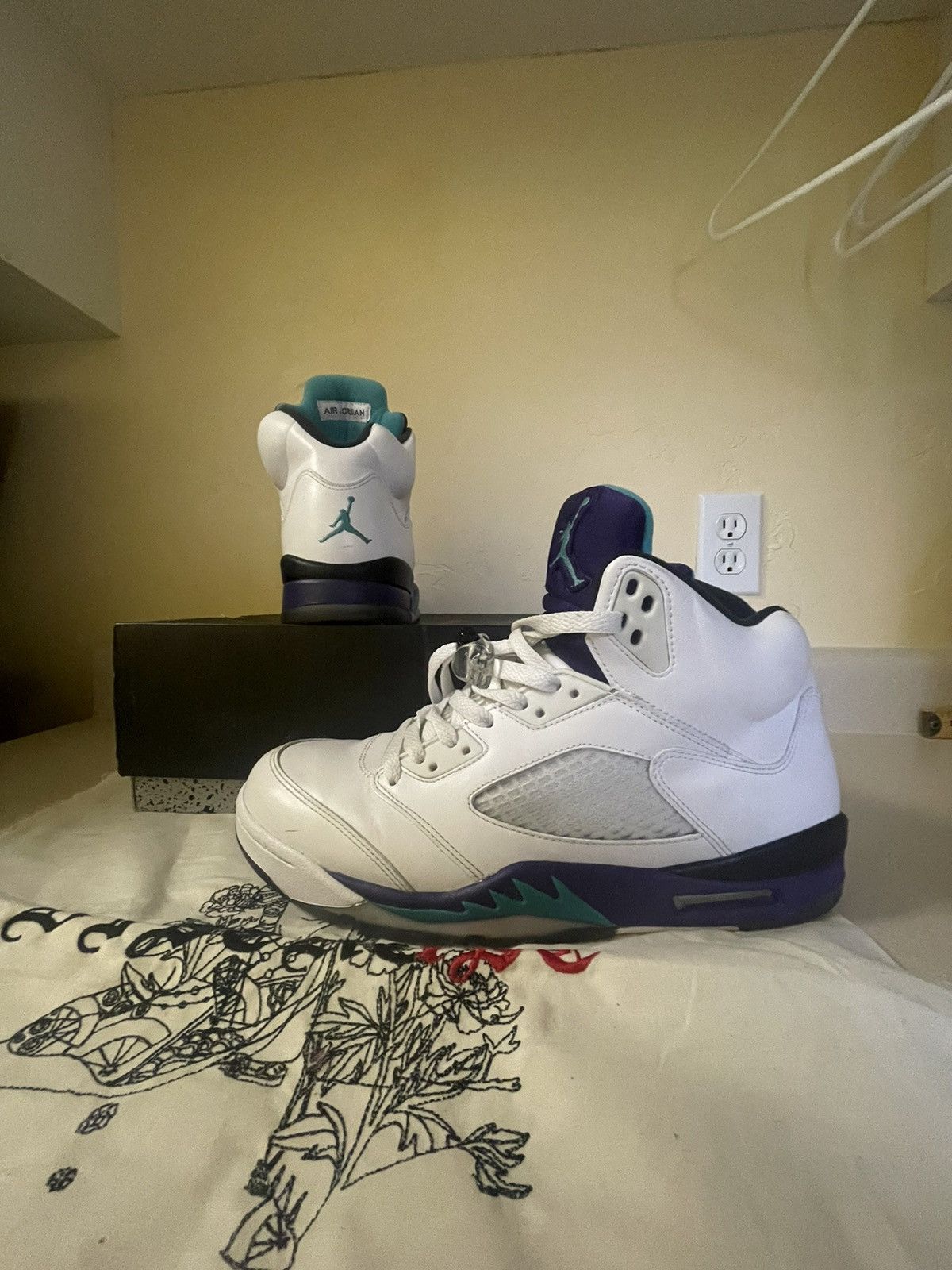 Jordan Brand × Nike Air Jordan 5 Retro 2013 Grape 2013 Size US 10 / EU 43 - 1 Thumbnail