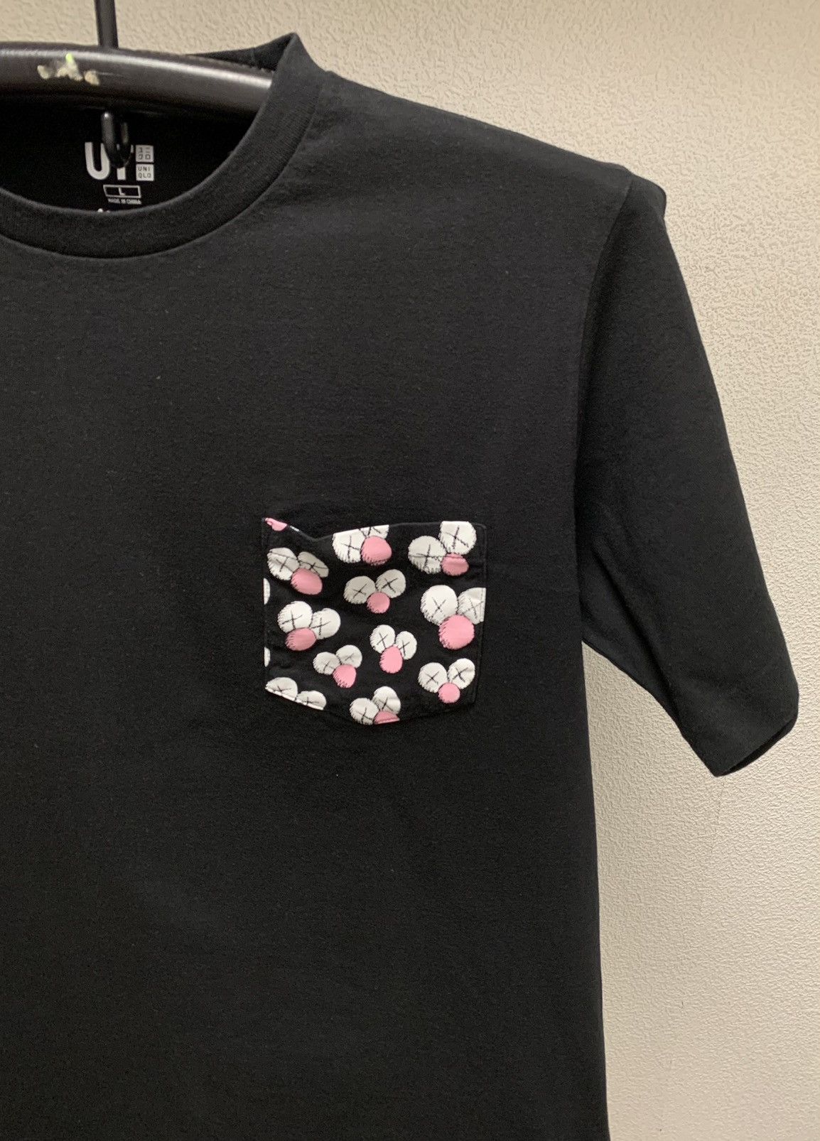Kaws × Uniqlo Uniqlo kaws black t-shirt monogram pocket L sz Size US L / EU 52-54 / 3 - 2 Thumbnail