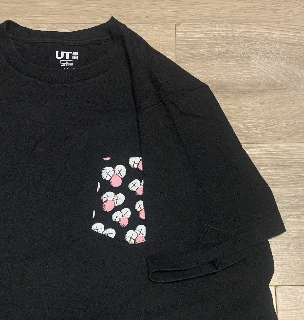 Kaws × Uniqlo Uniqlo kaws black t-shirt monogram pocket L sz Size US L / EU 52-54 / 3 - 6 Thumbnail