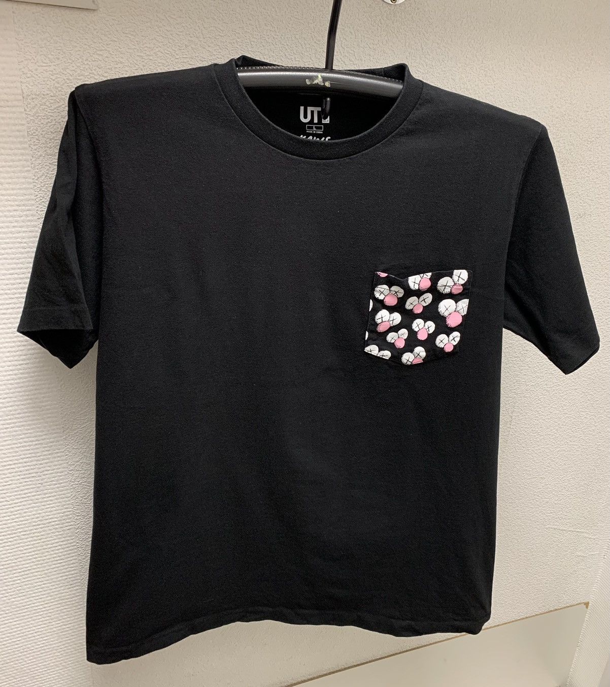 Kaws × Uniqlo Uniqlo kaws black t-shirt monogram pocket L sz Size US L / EU 52-54 / 3 - 1 Thumbnail