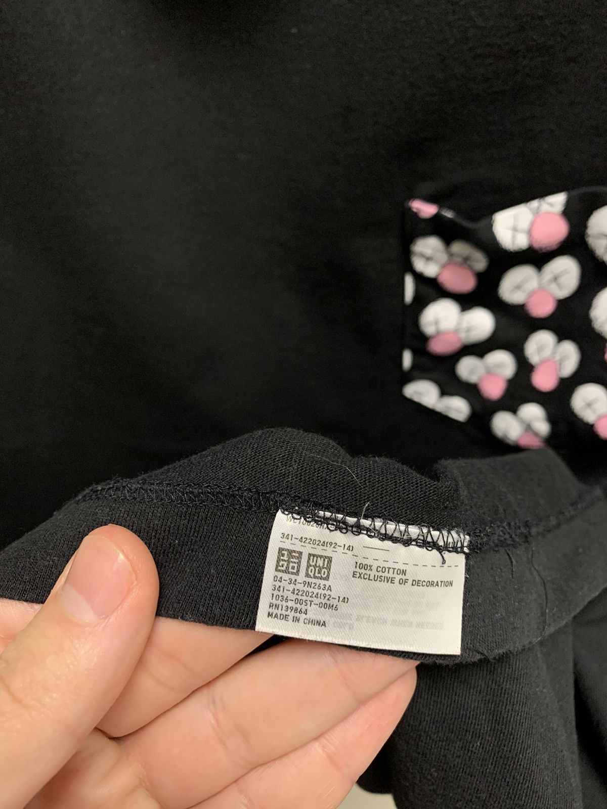 Kaws × Uniqlo Uniqlo kaws black t-shirt monogram pocket L sz Size US L / EU 52-54 / 3 - 4 Thumbnail
