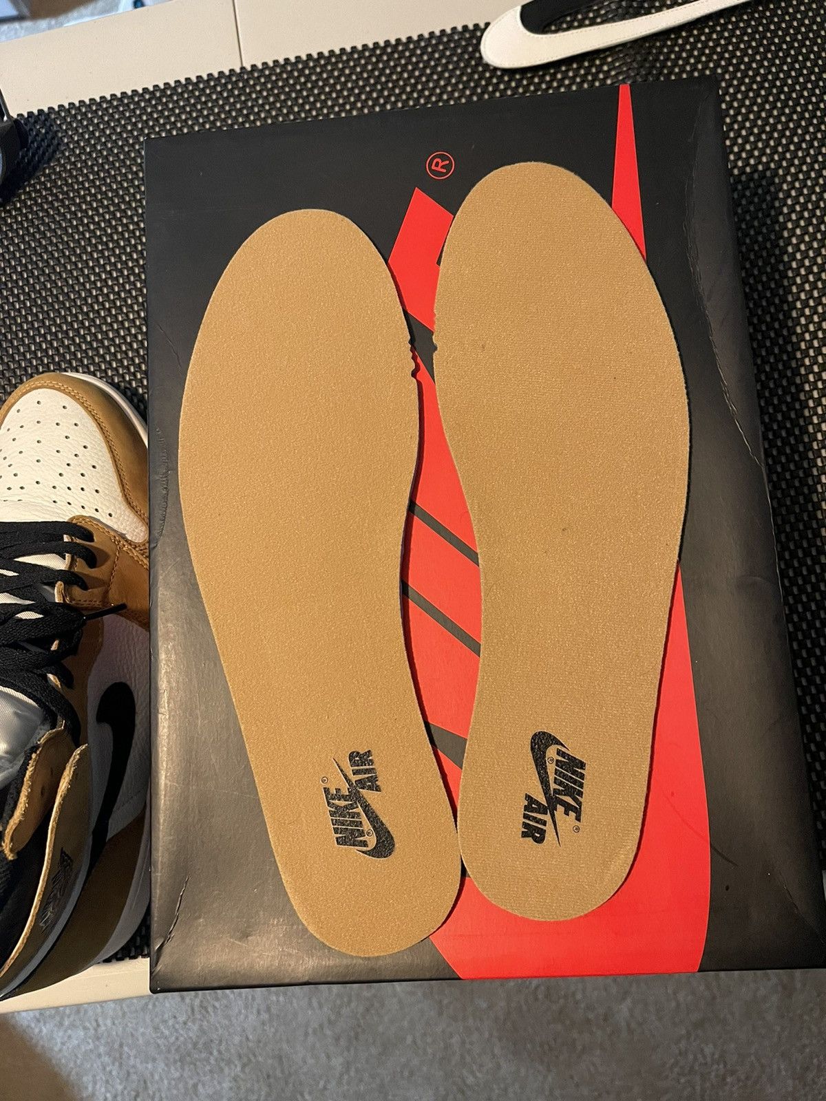 Jordan Brand Air Jordan 1 Retro High OG Rookie of the Year 2018 Size US 13 / EU 46 - 5 Thumbnail
