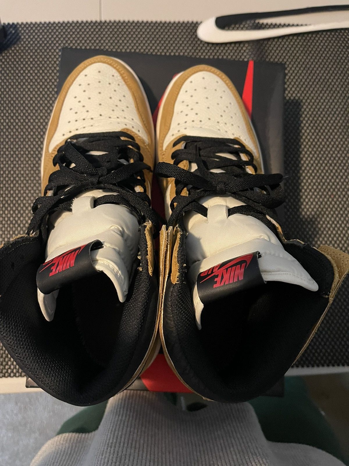 Jordan Brand Air Jordan 1 Retro High OG Rookie of the Year 2018 Size US 13 / EU 46 - 3 Thumbnail