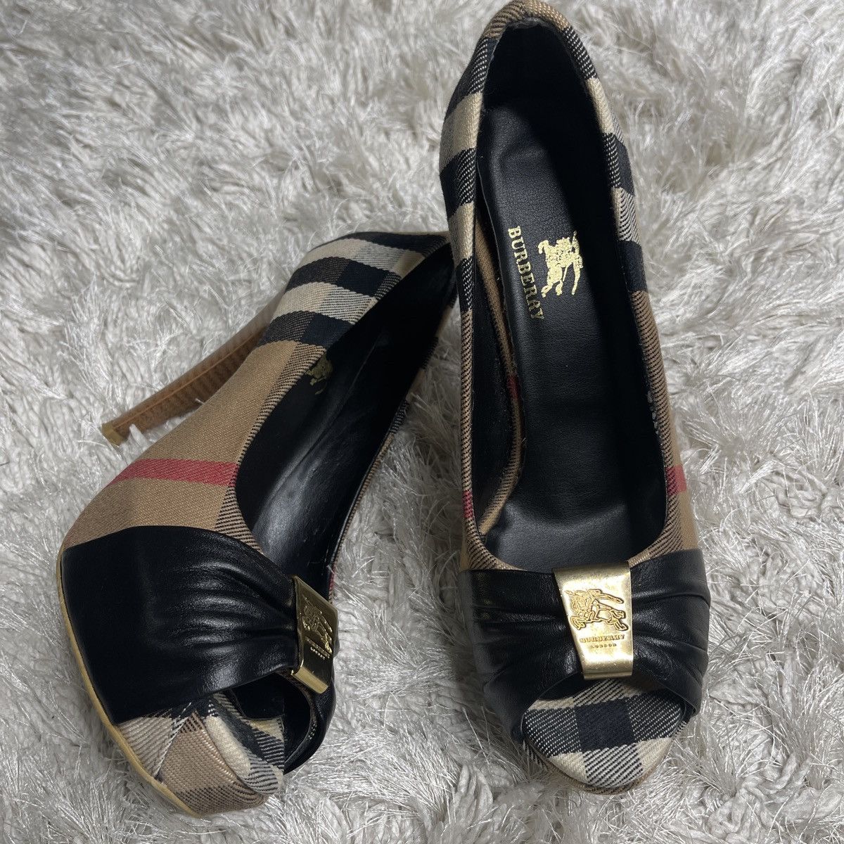 Burberry Burberry Burberrys Luxury London Made in Italy Exclusively Size US 6 / IT 36 - 1 Thumbnail