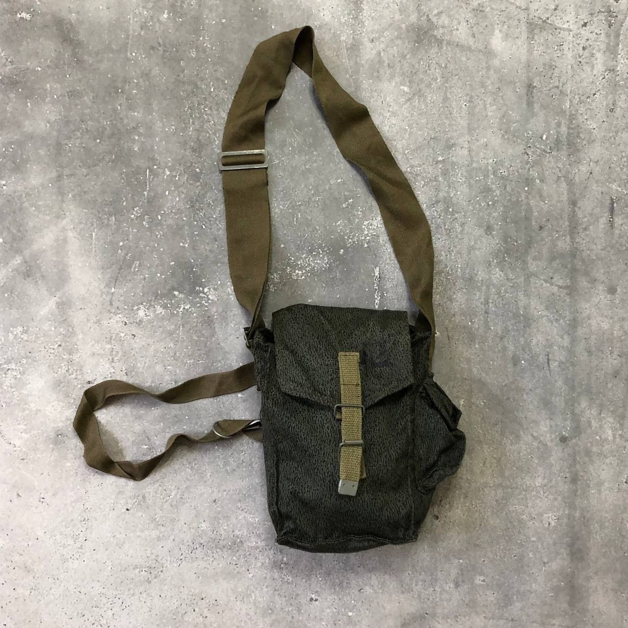 Vintage Vintage 70s 80s Military Crossbody Bag Green Size ONE SIZE - 1 Thumbnail