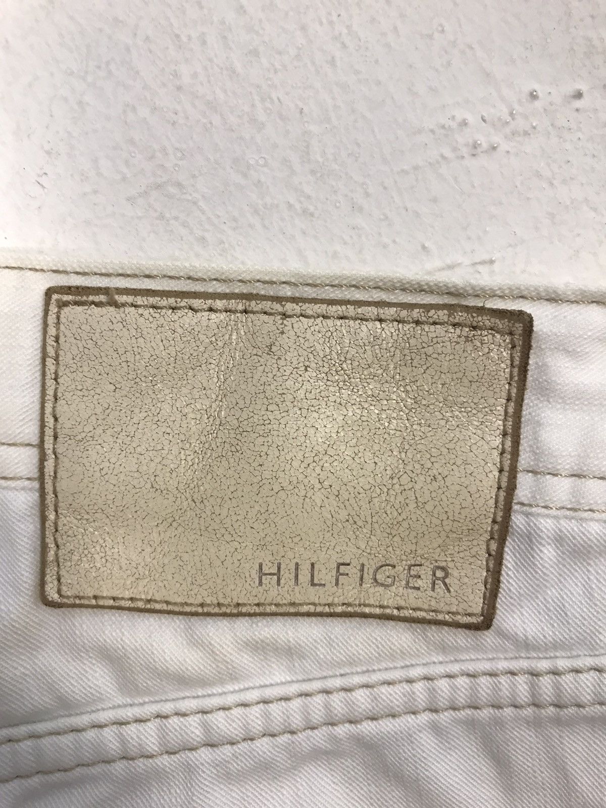 Tommy Hilfiger × Vintage Vintage Tommy Hilfiger Jeans White Colour Design Size US 31 - 14 Thumbnail
