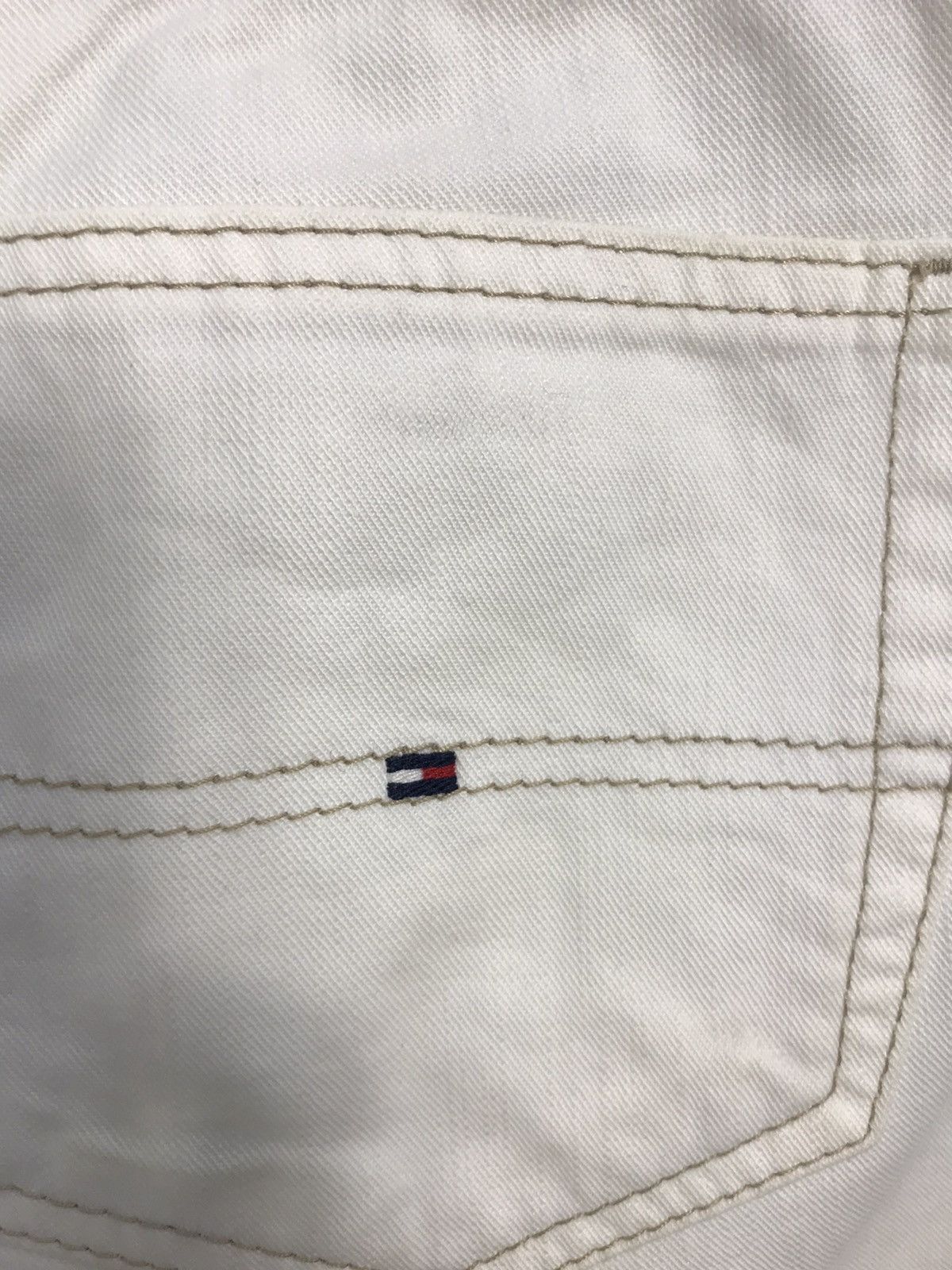 Tommy Hilfiger × Vintage Vintage Tommy Hilfiger Jeans White Colour Design Size US 31 - 13 Thumbnail