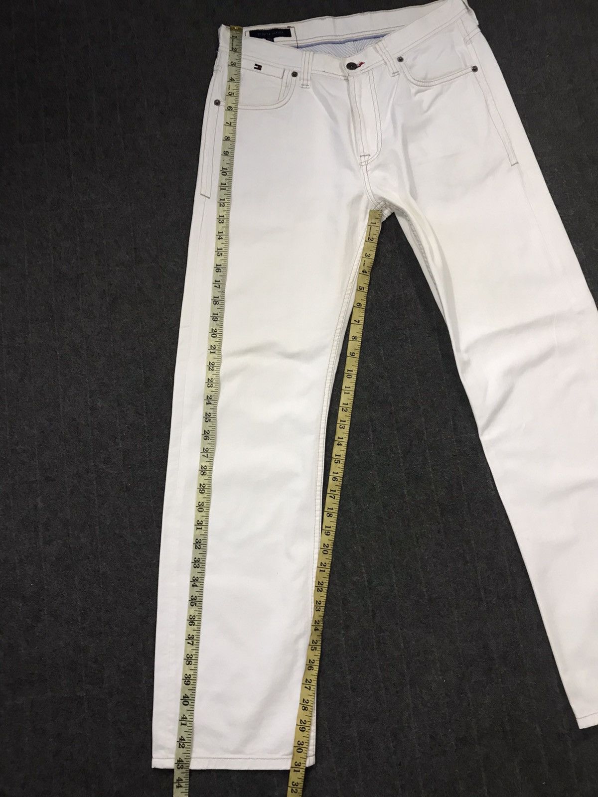 Tommy Hilfiger × Vintage Vintage Tommy Hilfiger Jeans White Colour Design Size US 31 - 24 Thumbnail