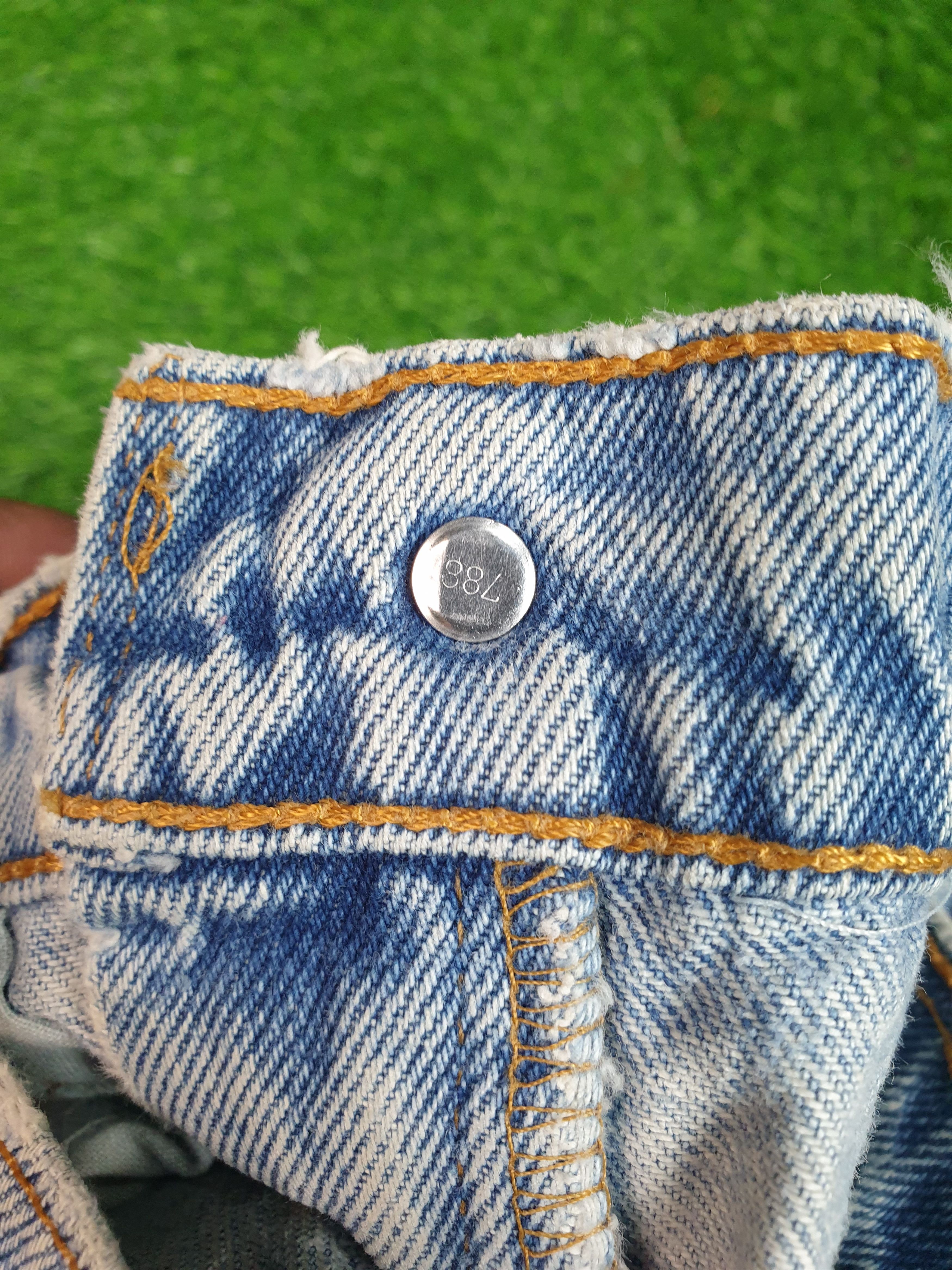 Levi's Vintage LEVIS 550 Light Wash Faded Size 33X33.5 Jeans L0156 Size US 33 - 12 Thumbnail