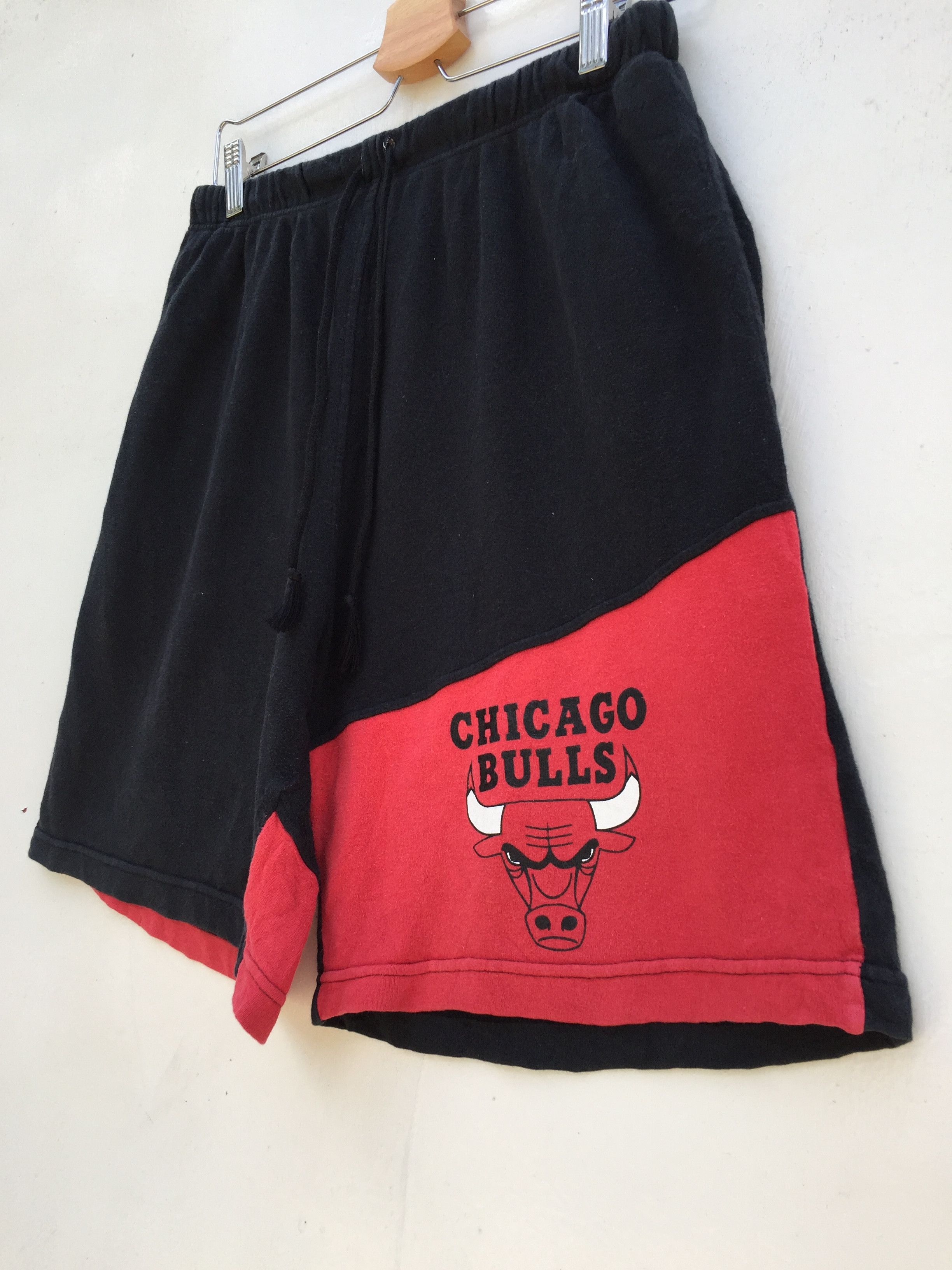 NBA Vintage 90s Chicago Bulls Champion NBA Shorts Size US 27 - 3 Thumbnail