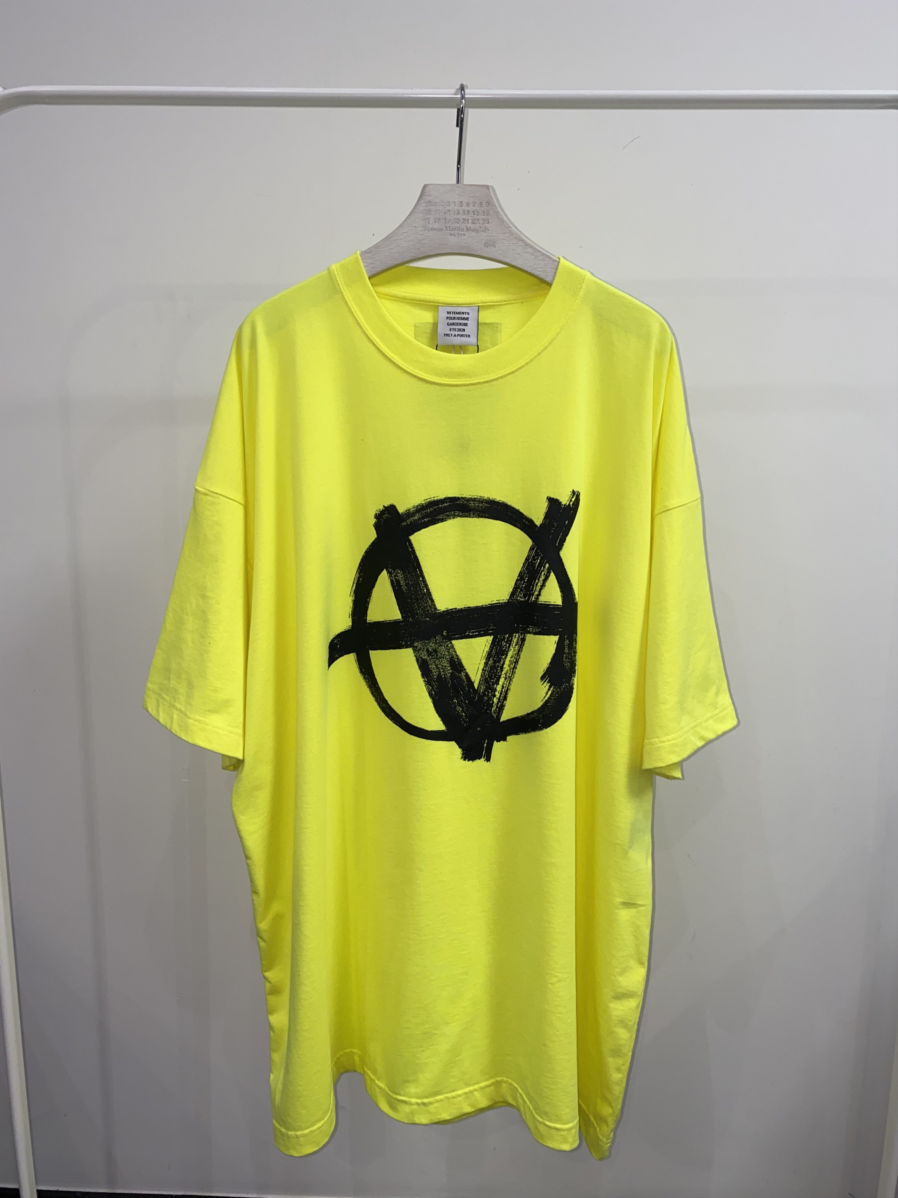 Vetements DSWT! SS20 Vetements Anarchy Logo Fluo Yellow T-Shirt Size US M / EU 48-50 / 2 - 1 Thumbnail