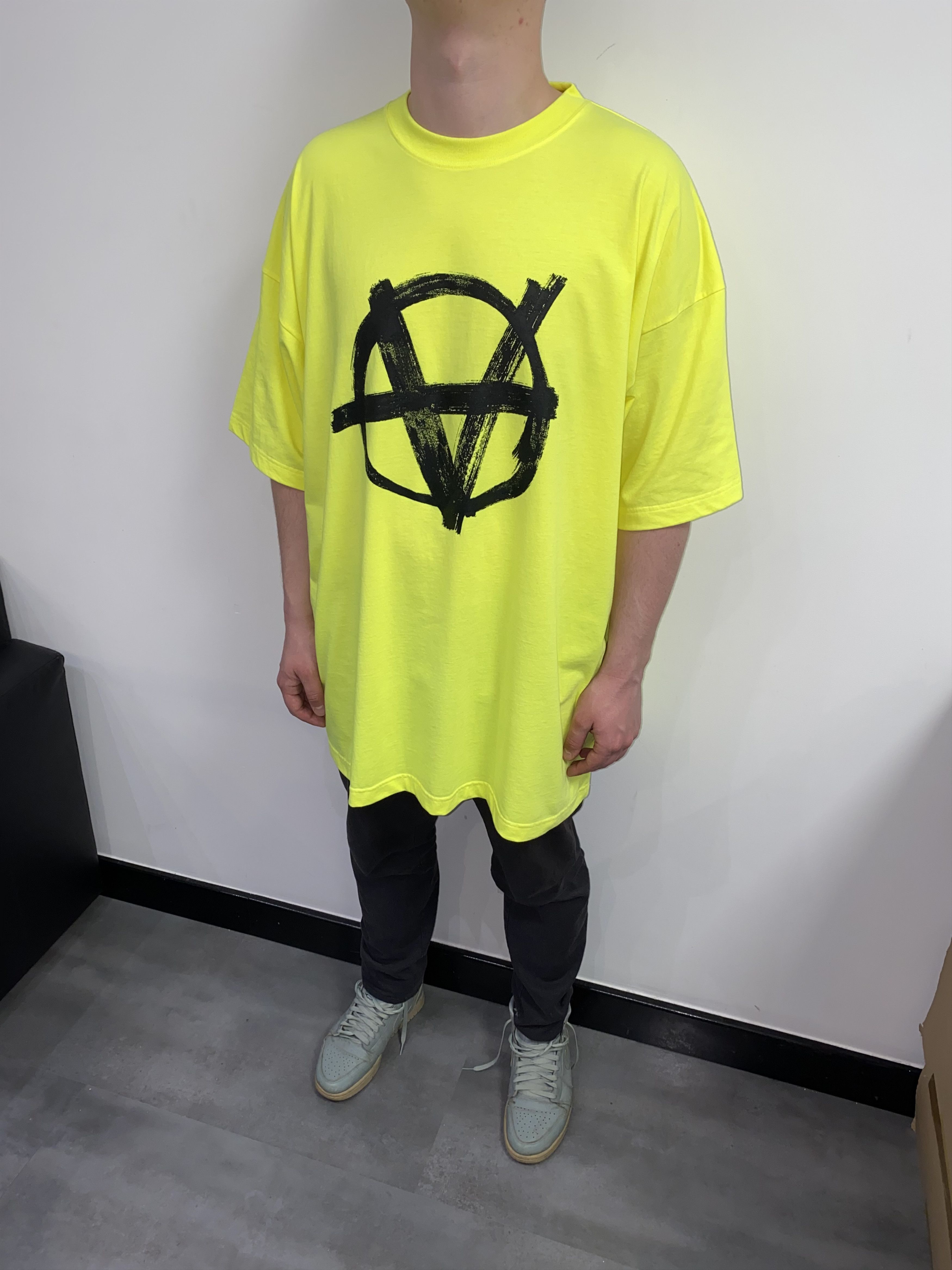 Vetements DSWT! SS20 Vetements Anarchy Logo Fluo Yellow T-Shirt Size US M / EU 48-50 / 2 - 7 Thumbnail