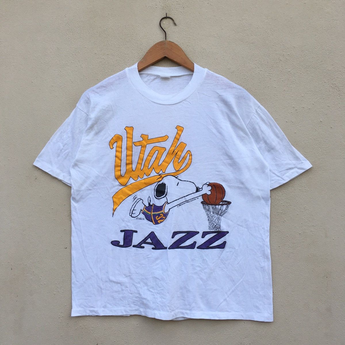 image of Cartoon Network x Syndicate Vintage Utah Snoopy Jazz 32 Michael Jordan T-Shirt in White (Size Mediu