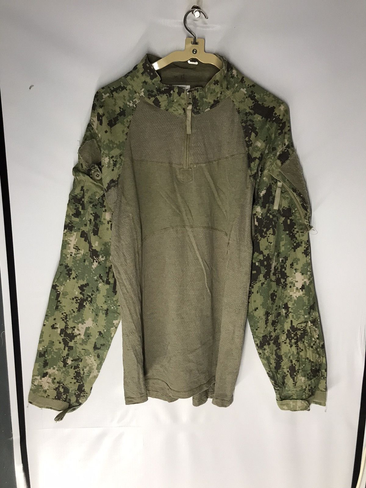 New Balance Rare New balance digital camouflage longsleeve shirt usa Size US L / EU 52-54 / 3 - 8 Thumbnail