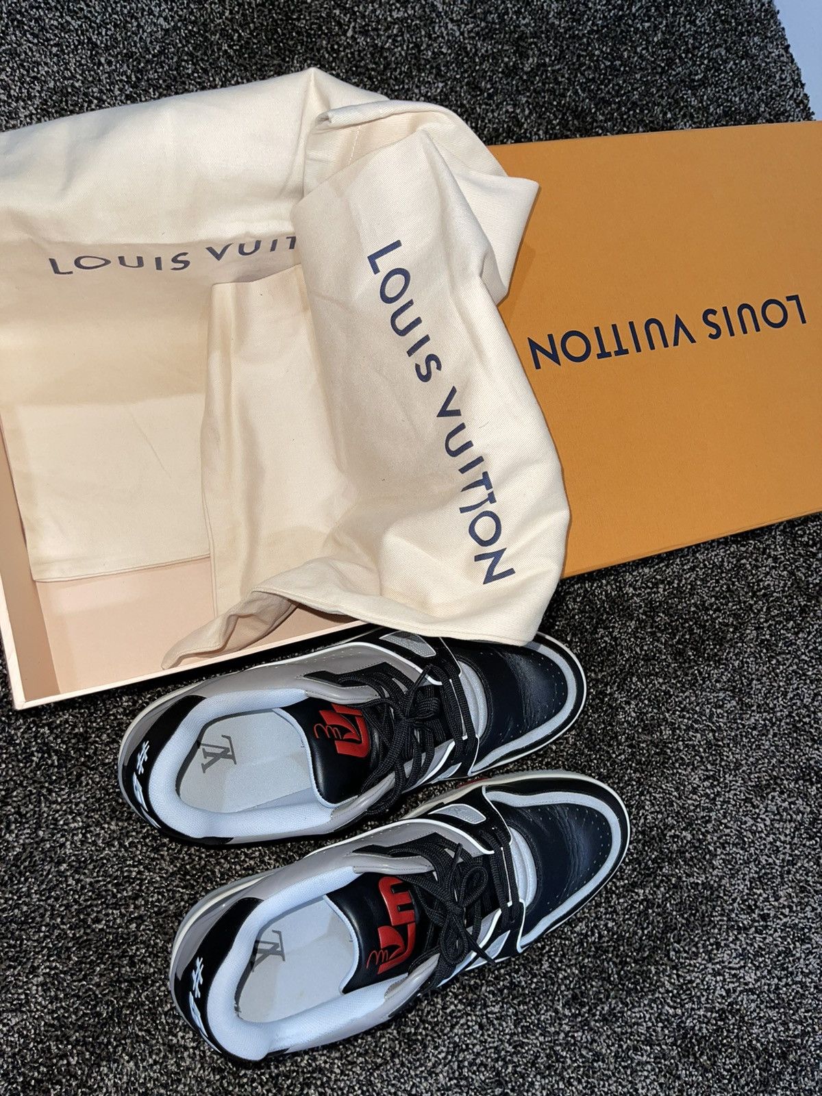 Louis Vuitton Louis Vuitton x Virgil Abloh LV Low Trainer OG Black SS19 Size US 9.5 / EU 42-43 - 11 Thumbnail