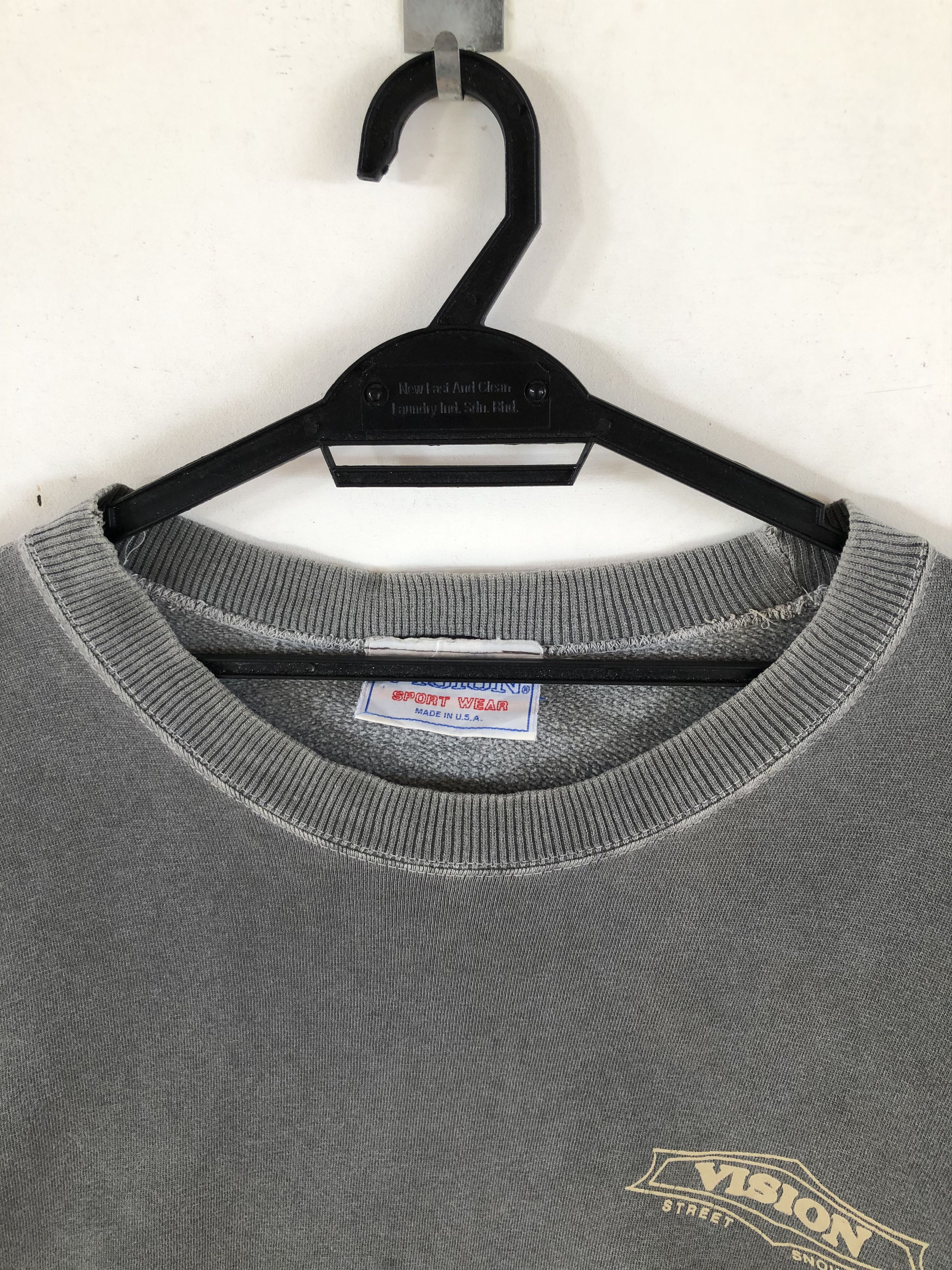 Vintage RARE🔥90’S VISION STREET SNOWBOARD DISTRESSED SWEATSHIRT Size US L / EU 52-54 / 3 - 8 Thumbnail