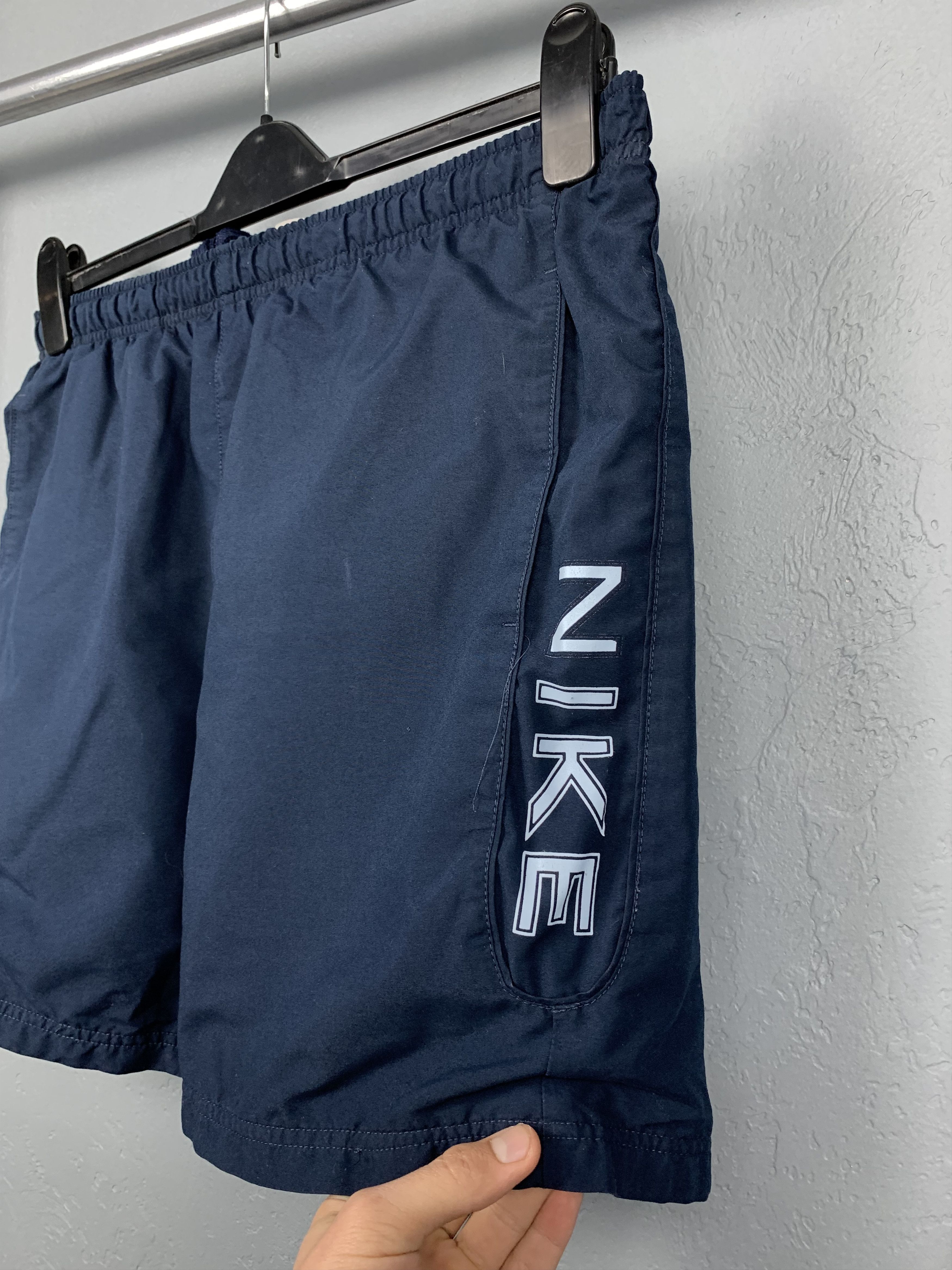 Nike Vintage Nike Mens Nylon Shorts Y2K Size US 32 / EU 48 - 2 Thumbnail
