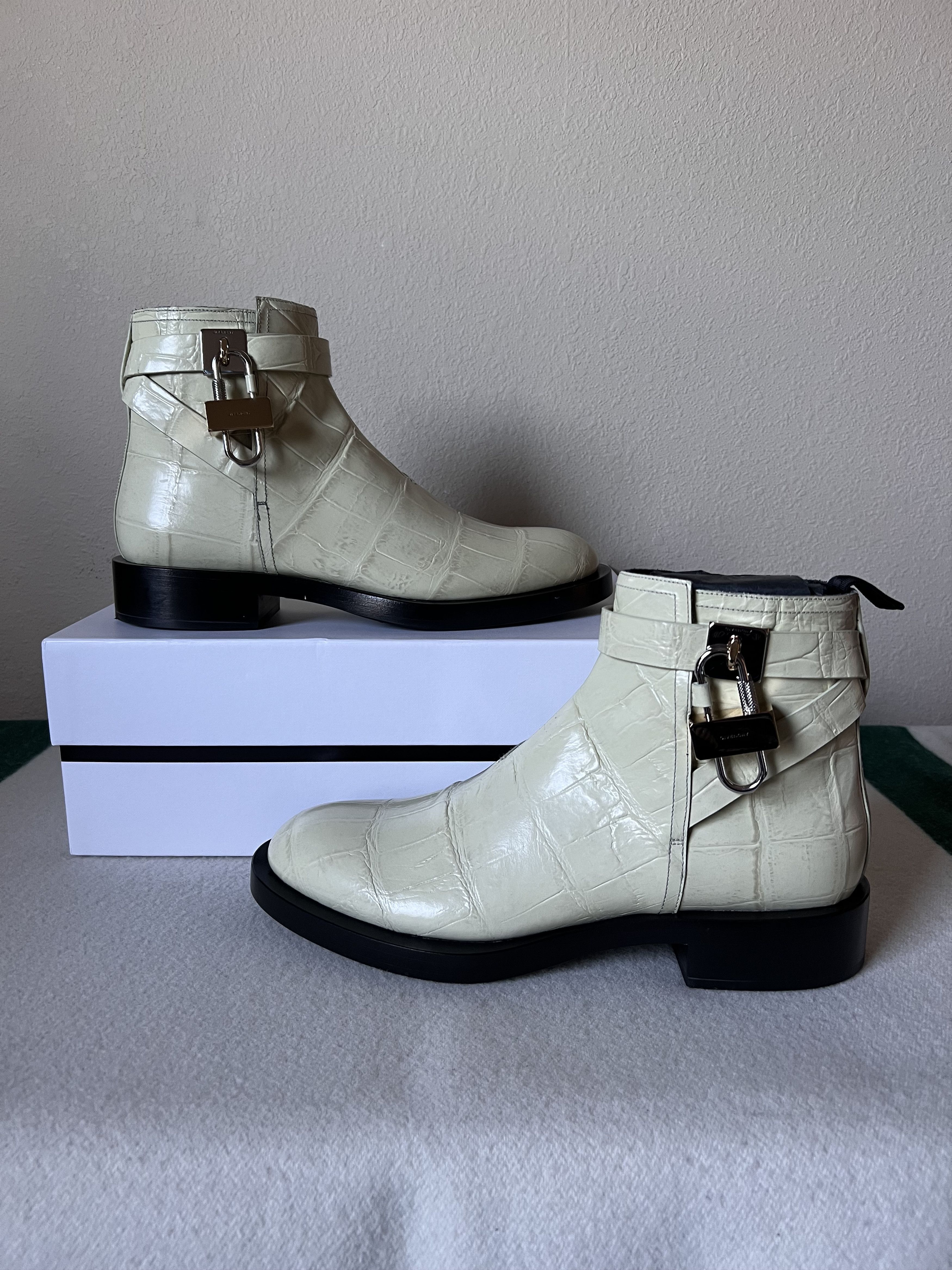 Givenchy Givenchy Lock Leather Ankle Boots in Off White Size US 10 / EU 43 - 2 Thumbnail
