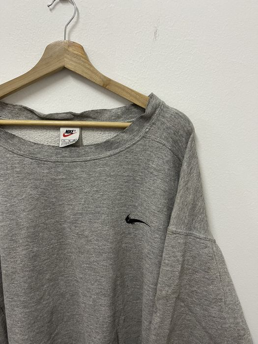 Nike mini logo online crewneck