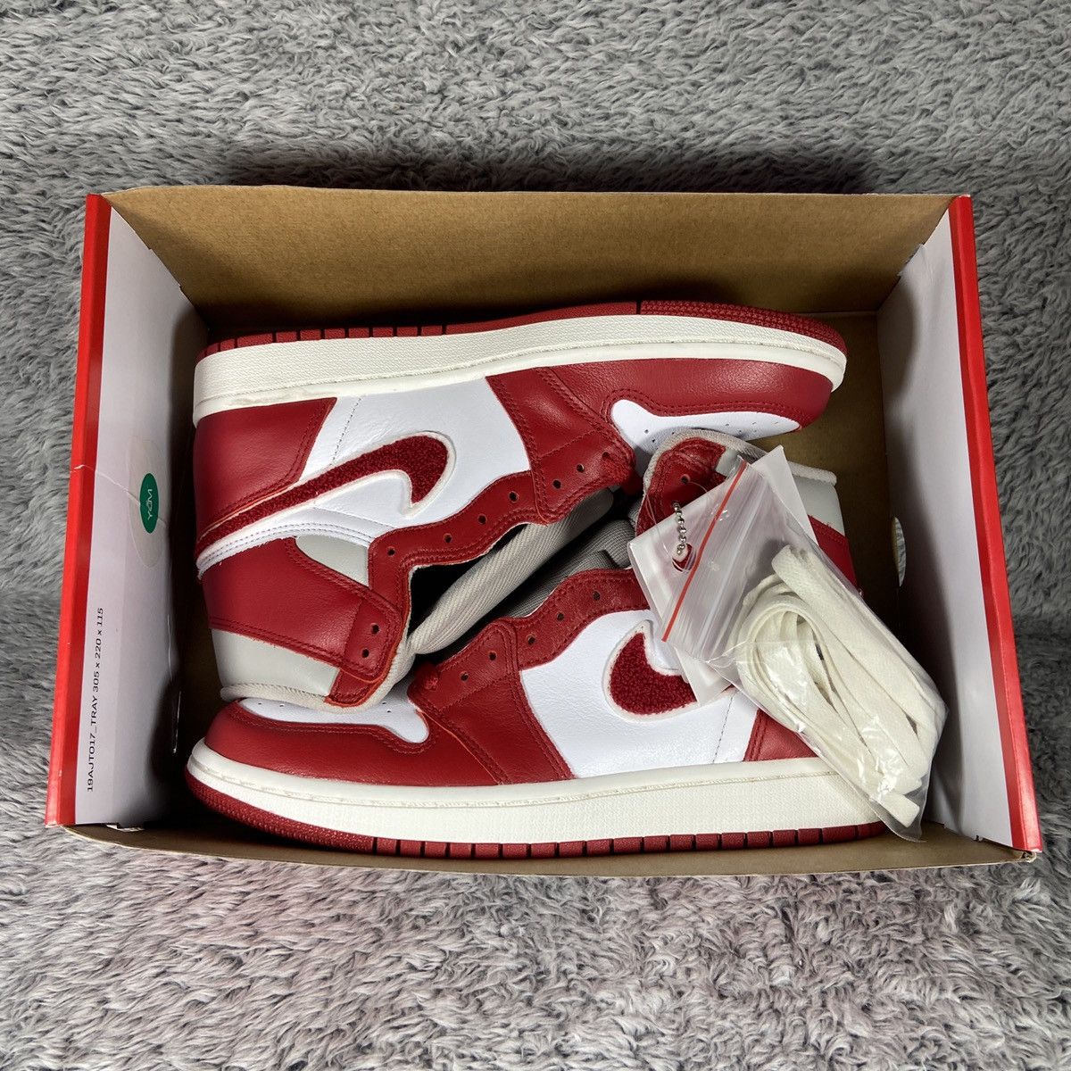 Jordan Brand Air Jordan 1 Retro High OG 'Varsity Red' Women's Size 7.5 Size US 7.5 / EU 40-41 - 9 Thumbnail