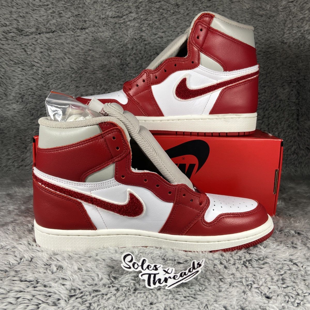 Jordan Brand Air Jordan 1 Retro High OG 'Varsity Red' Women's Size 7.5 Size US 7.5 / EU 40-41 - 2 Thumbnail