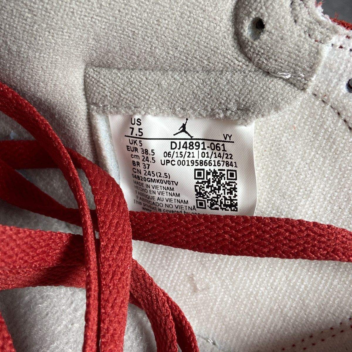 Jordan Brand Air Jordan 1 Retro High OG 'Varsity Red' Women's Size 7.5 Size US 7.5 / EU 40-41 - 8 Thumbnail