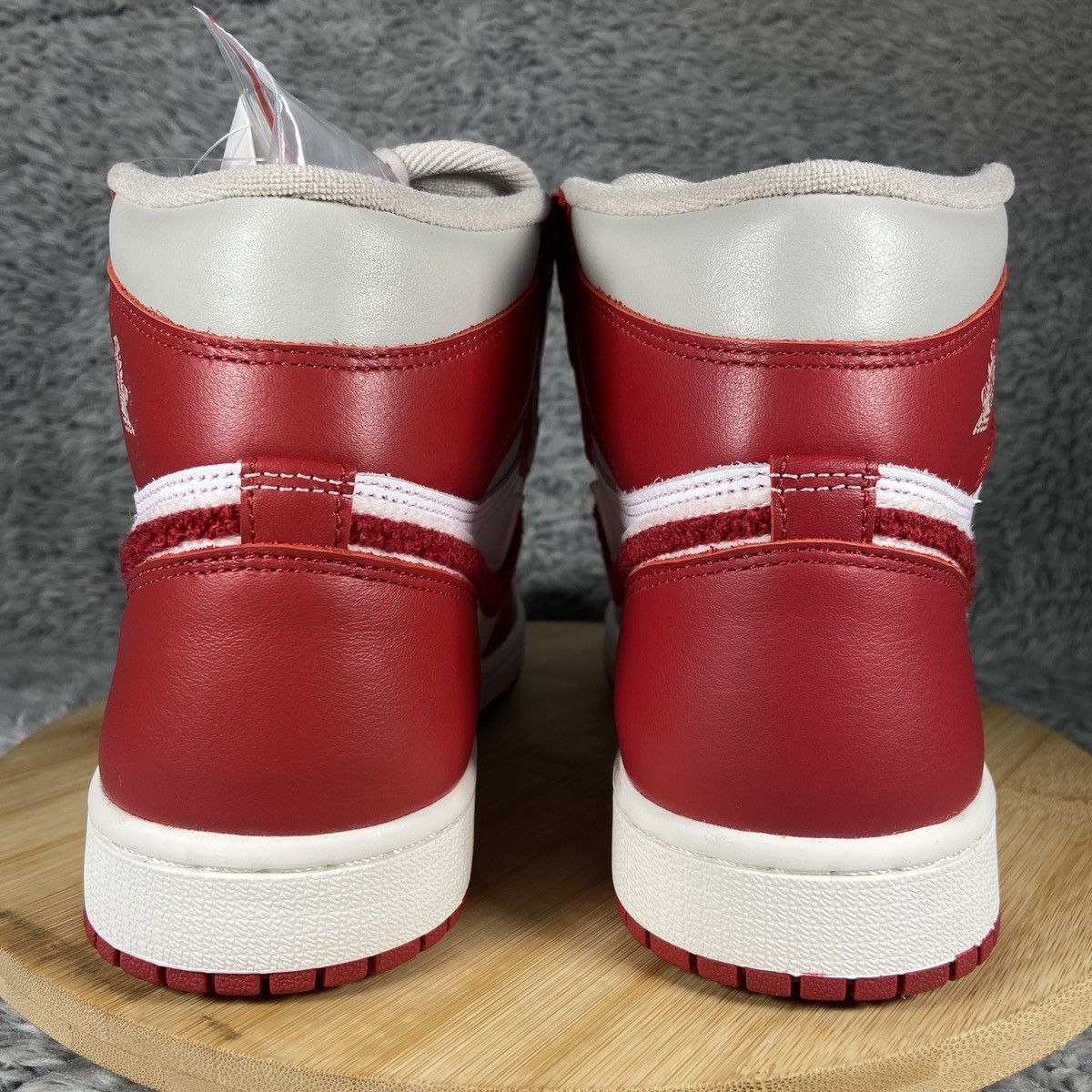 Jordan Brand Air Jordan 1 Retro High OG 'Varsity Red' Women's Size 7.5 Size US 7.5 / EU 40-41 - 6 Thumbnail
