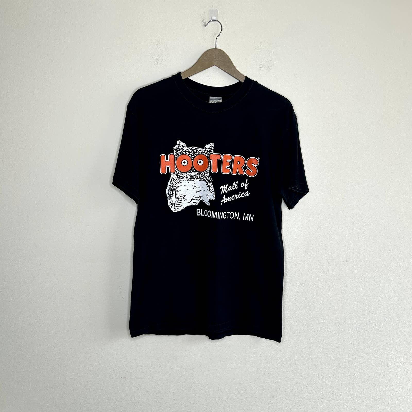 King HOOTERS Advertising T-Shirt, Made in Canada, Men's XXL cotton black type Vintage Second Hand