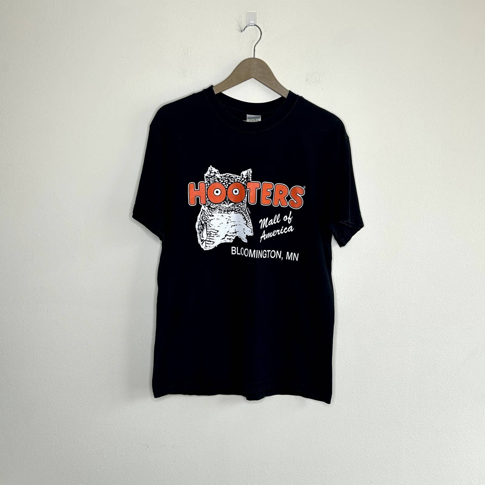 Vintage Hooters Minnesota Black T-Shirt Size US M / EU 48-50 / 2 - 2 Thumbnail