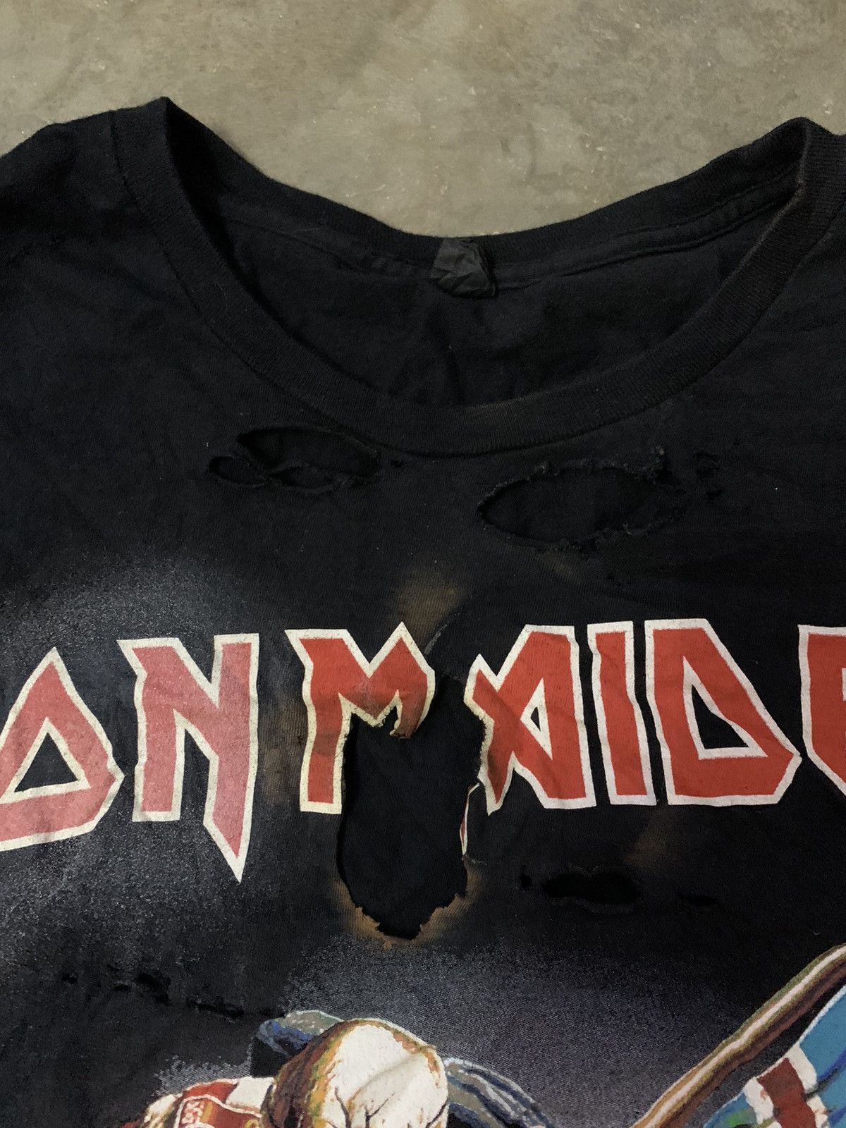 Band Tees Distressed Iron Maiden The Trooper T Shirt Size US L / EU 52-54 / 3 - 5 Thumbnail