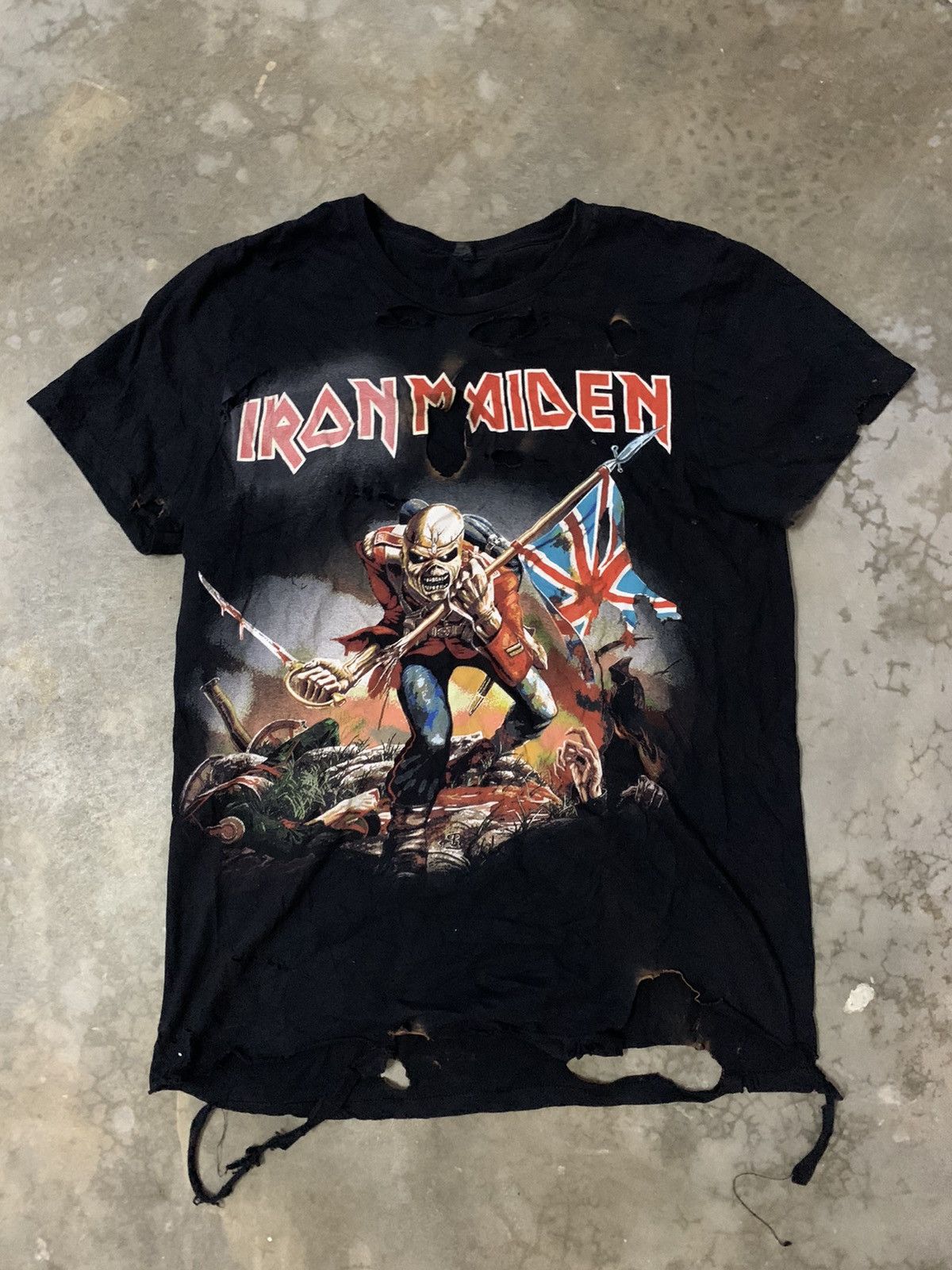 Band Tees Distressed Iron Maiden The Trooper T Shirt Size US L / EU 52-54 / 3 - 4 Thumbnail