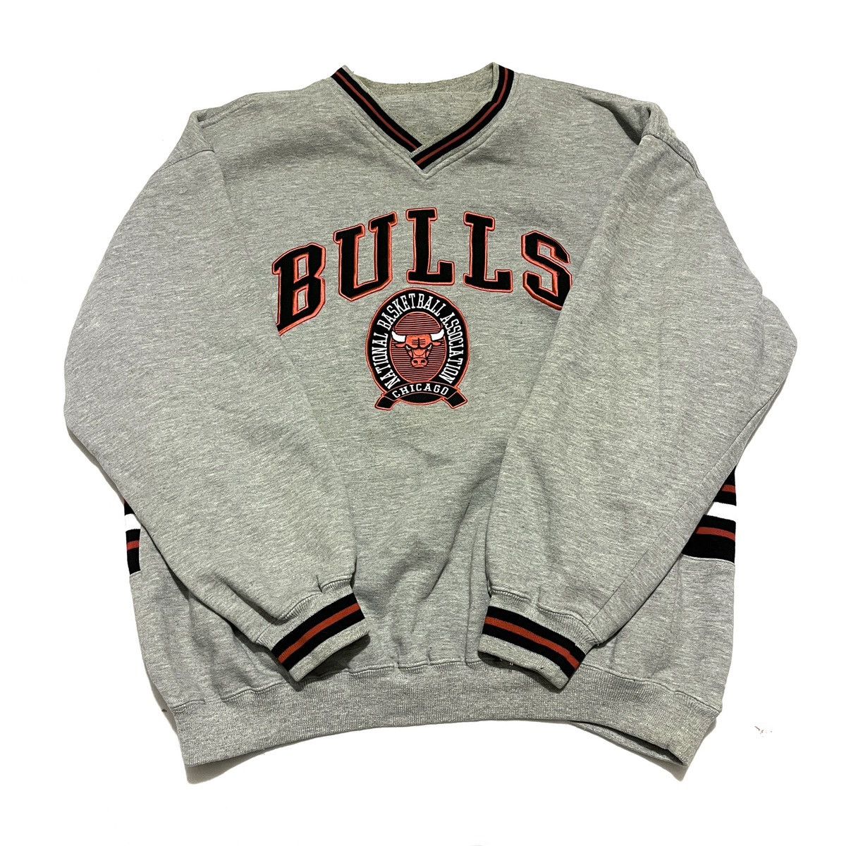 Chicago Bulls grey sweatshirt big embroidered logo NBA