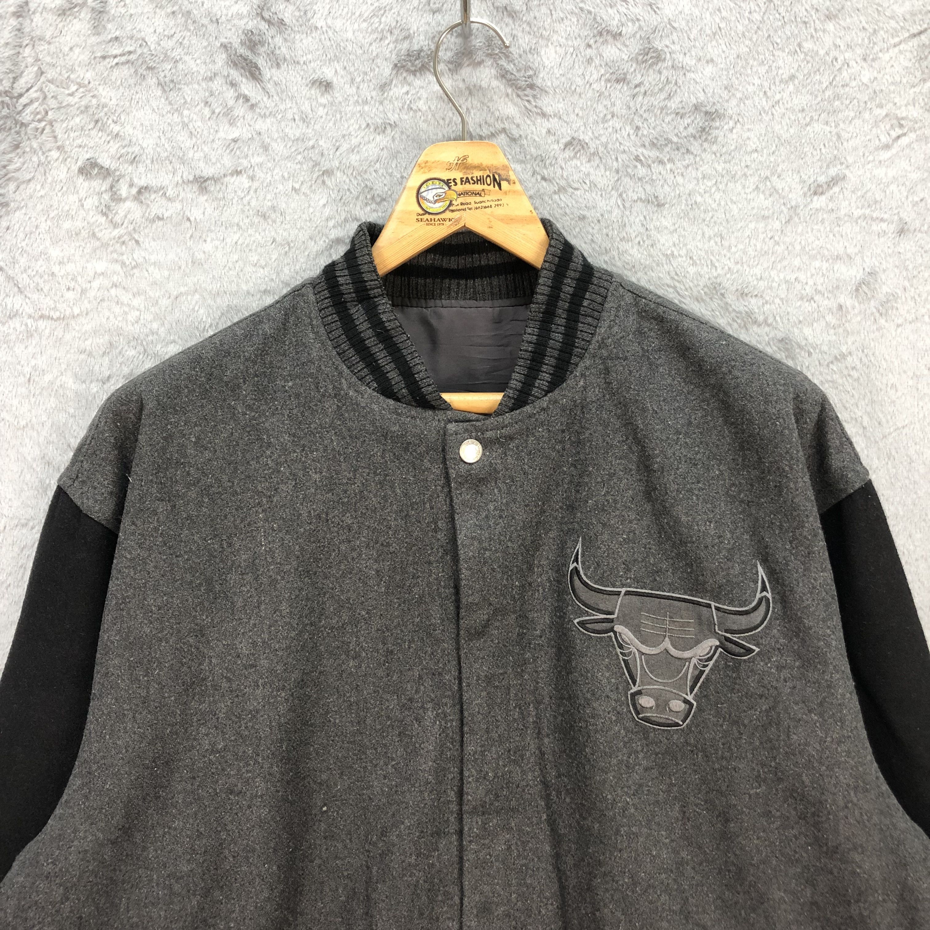 JH Design JH DESIGN NBA CHICAGO BULLS REVERSIBLE VARSITY #5551-197 Size US L / EU 52-54 / 3 - 4 Thumbnail