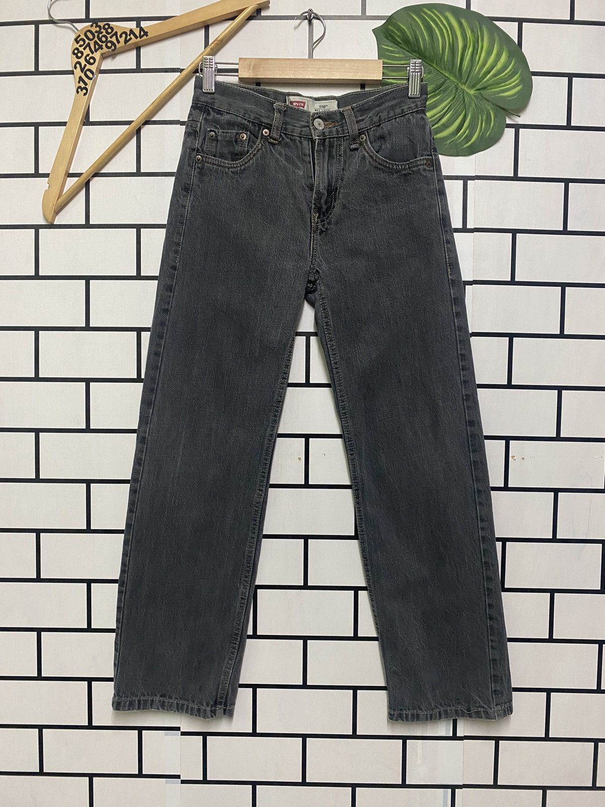 image of Vintage Levis 559 Relaxed Low Rise Jeans -L6 in Black, Men's (Size 26)