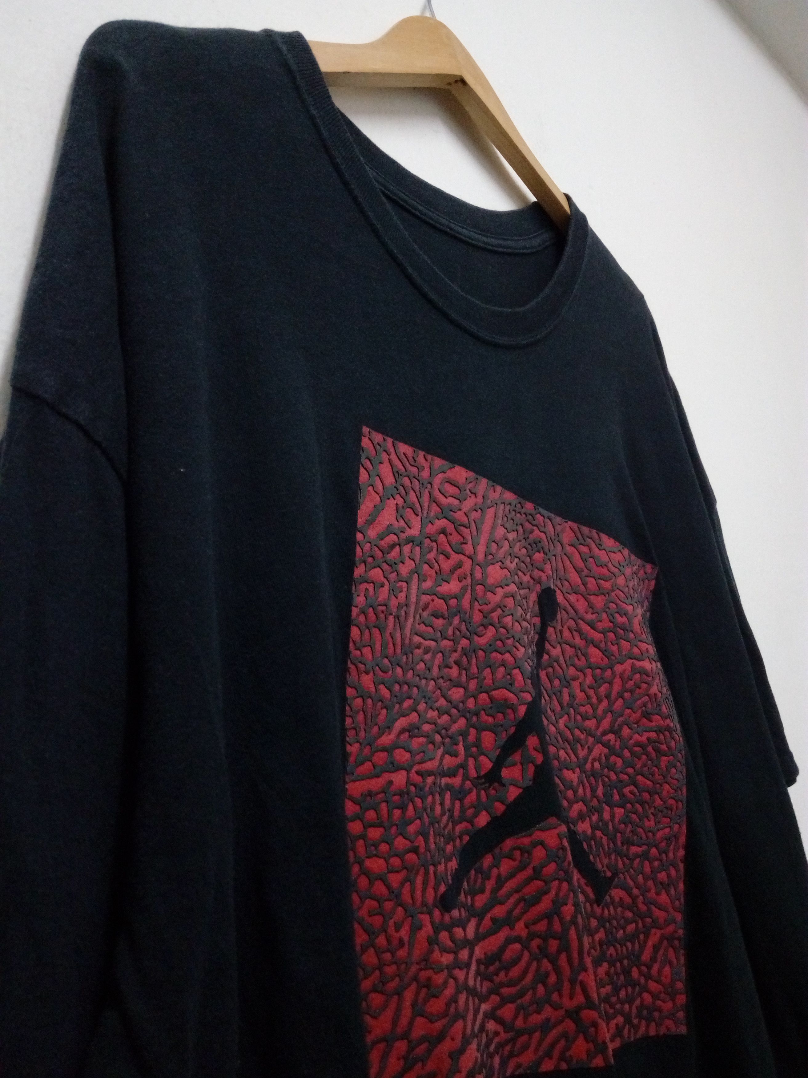 Jordan Brand × Nike × Vintage VINTAGE JORDAN T-SHIRT EMBOSSED PRINT Size US XXL / EU 58 / 5 - 3 Thumbnail