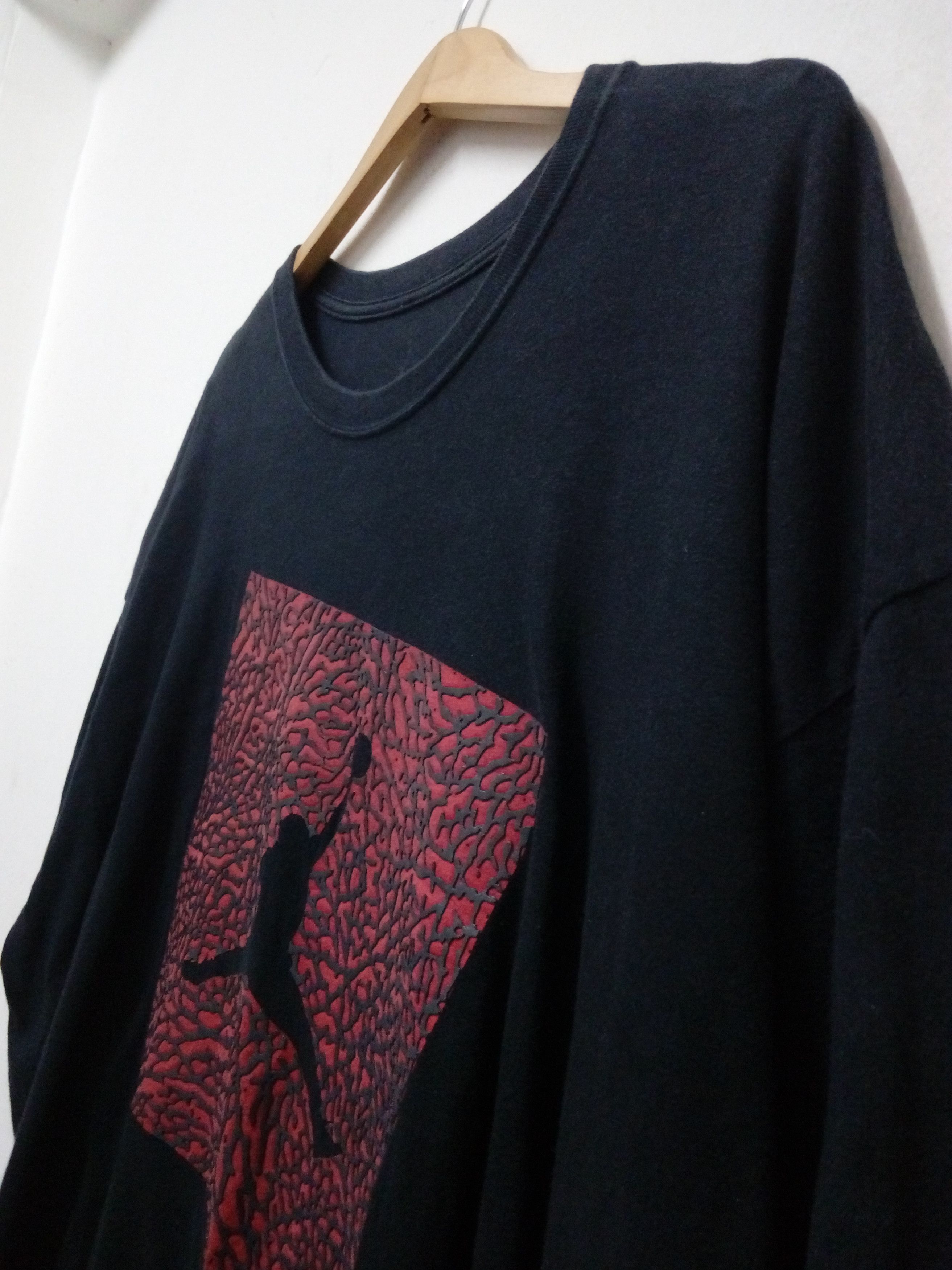 Jordan Brand × Nike × Vintage VINTAGE JORDAN T-SHIRT EMBOSSED PRINT Size US XXL / EU 58 / 5 - 2 Thumbnail
